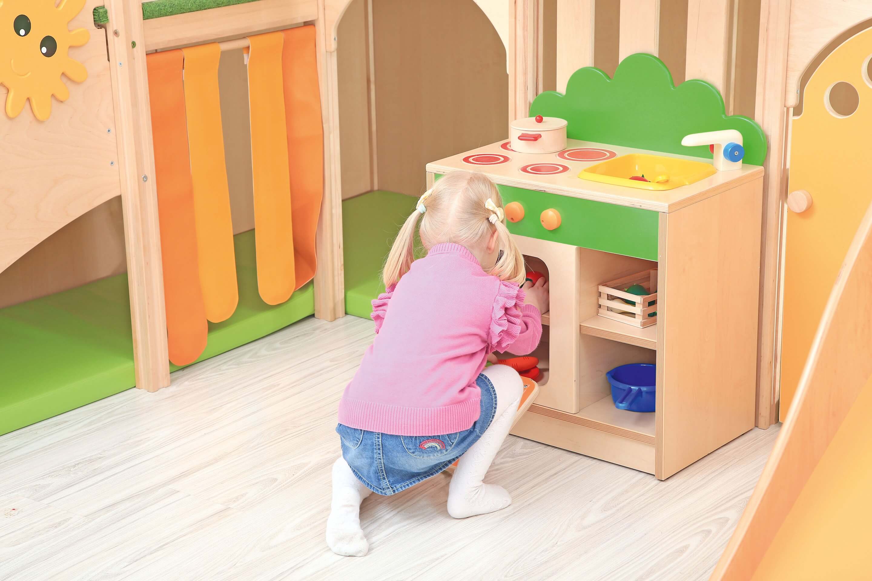 Kindergarten Spielburg Leo XXL Detailansicht Spielküche mit  spielendem Kind
