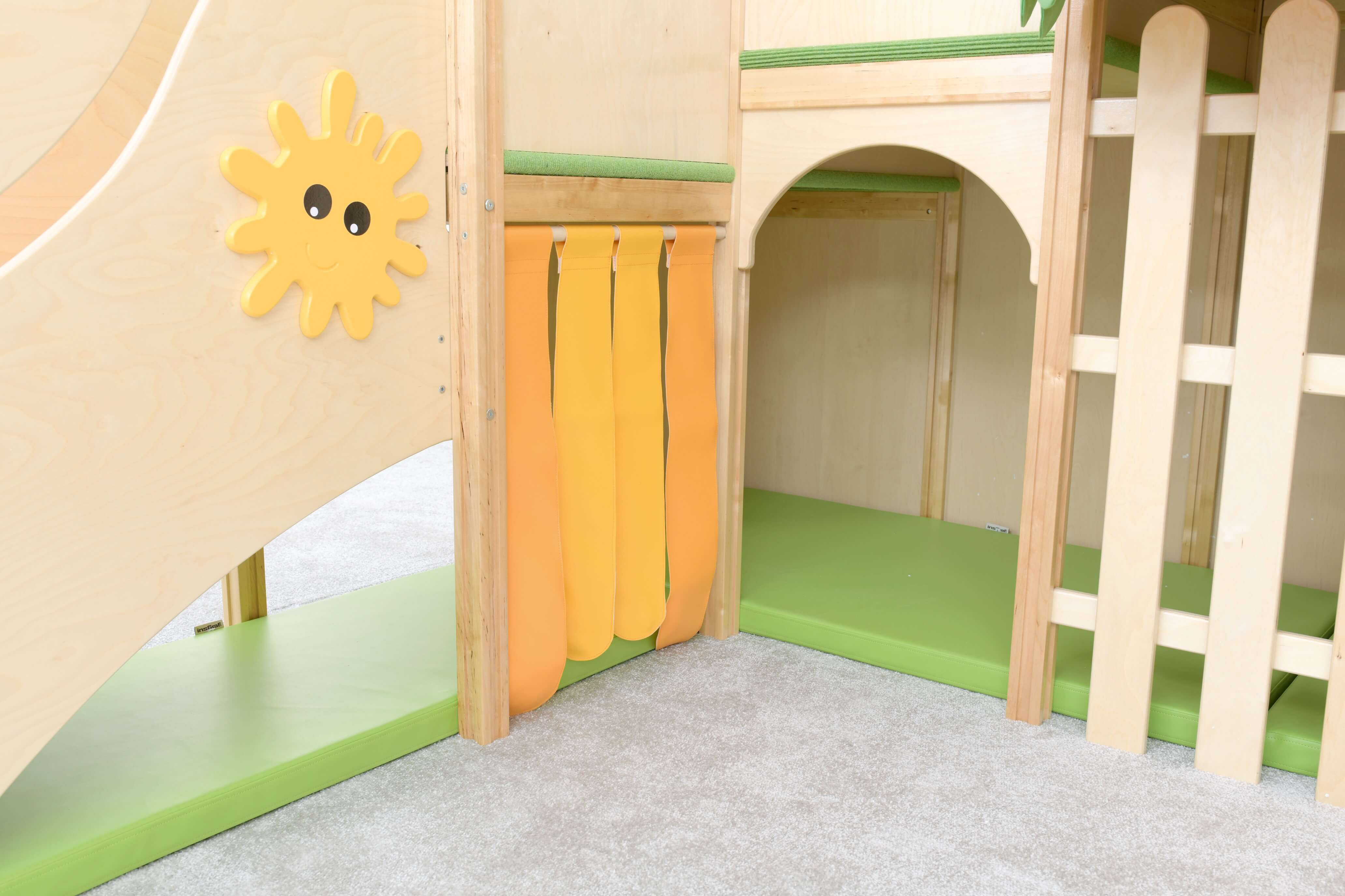 Kindergarten Spielburg Leo XXL Detailansicht Tunnel zum Krabbeln