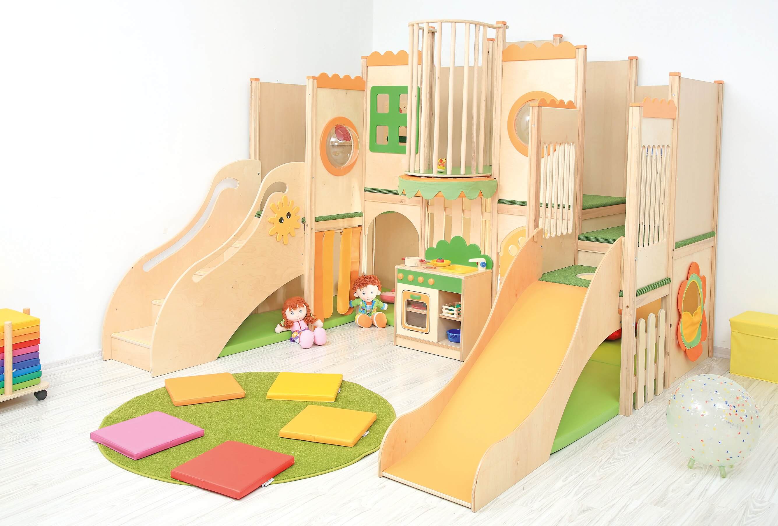 Kindergarten Spielburg Leo XXL im Gruppenraum von vorne rechts