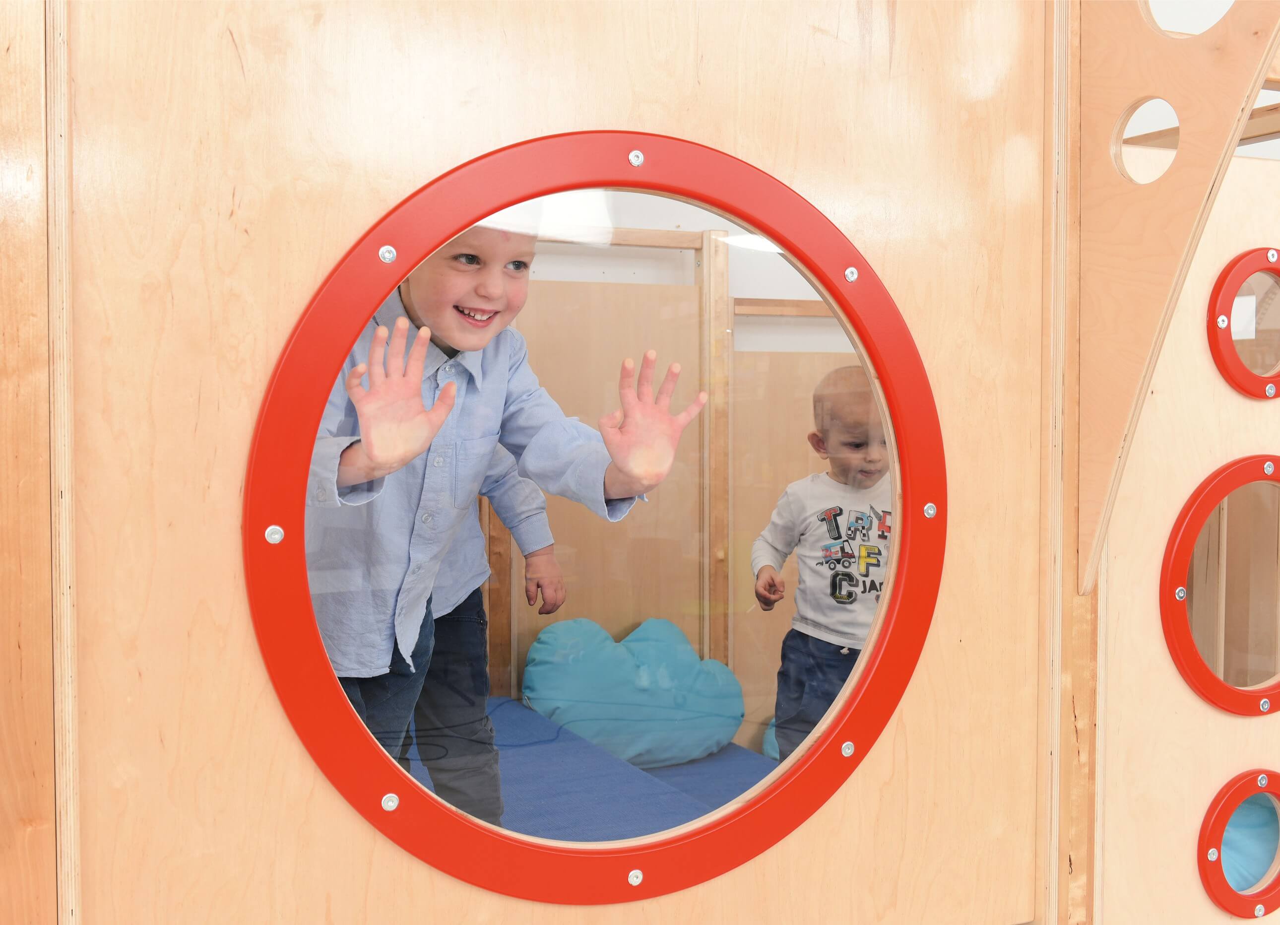 Kindergarten Spielburg Neptun obere Ebene Kind an Aussichtsfenster