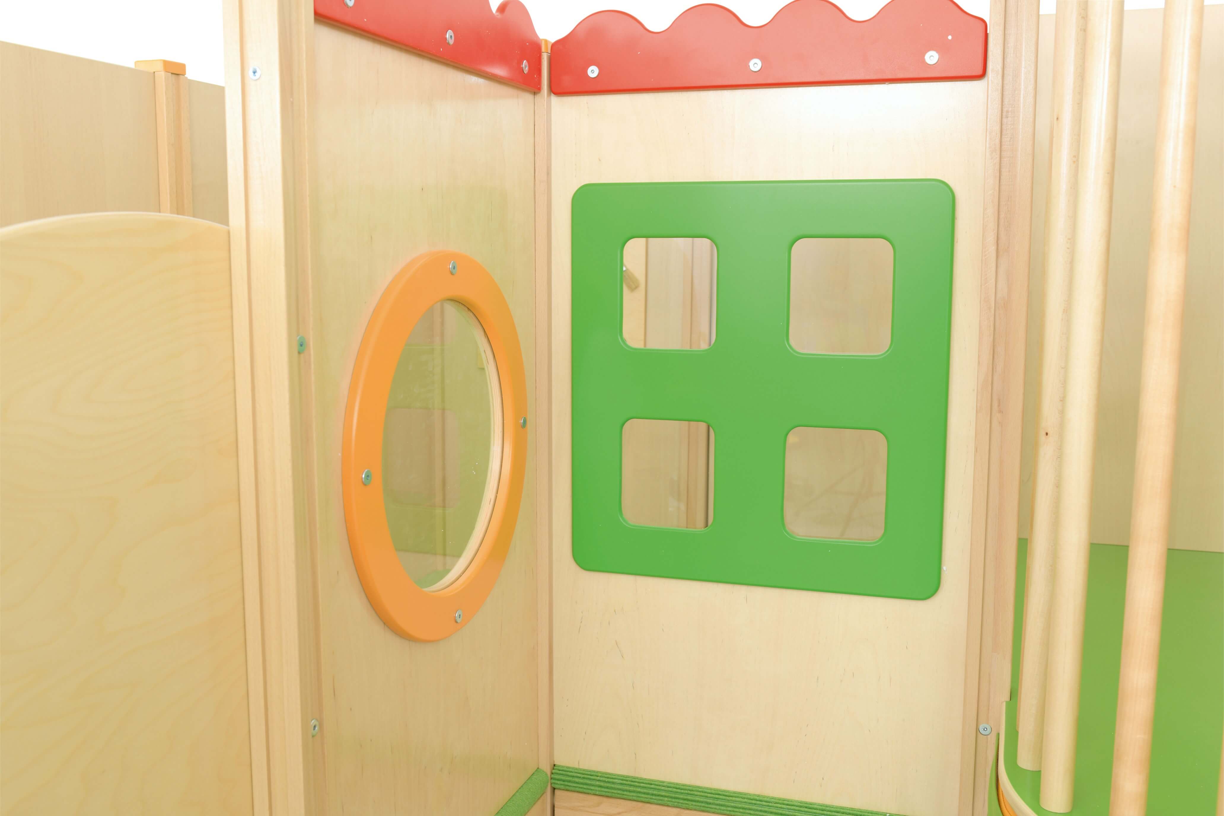 Kindergarten Spielecke Leo XL Detailansicht Bullauge und Fenster