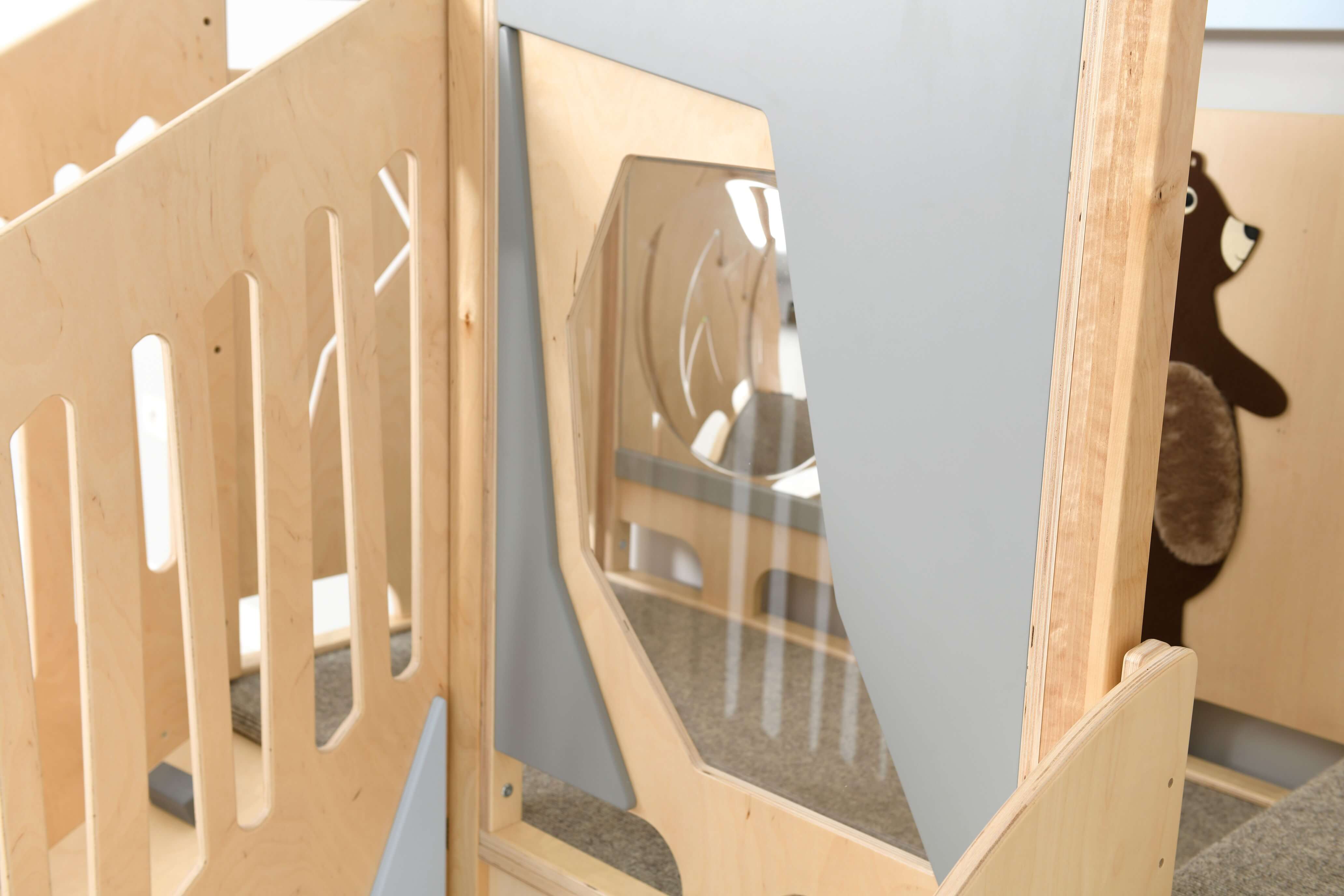 Kindergarten Spielpodest Alpenblick Detailansicht Fenster