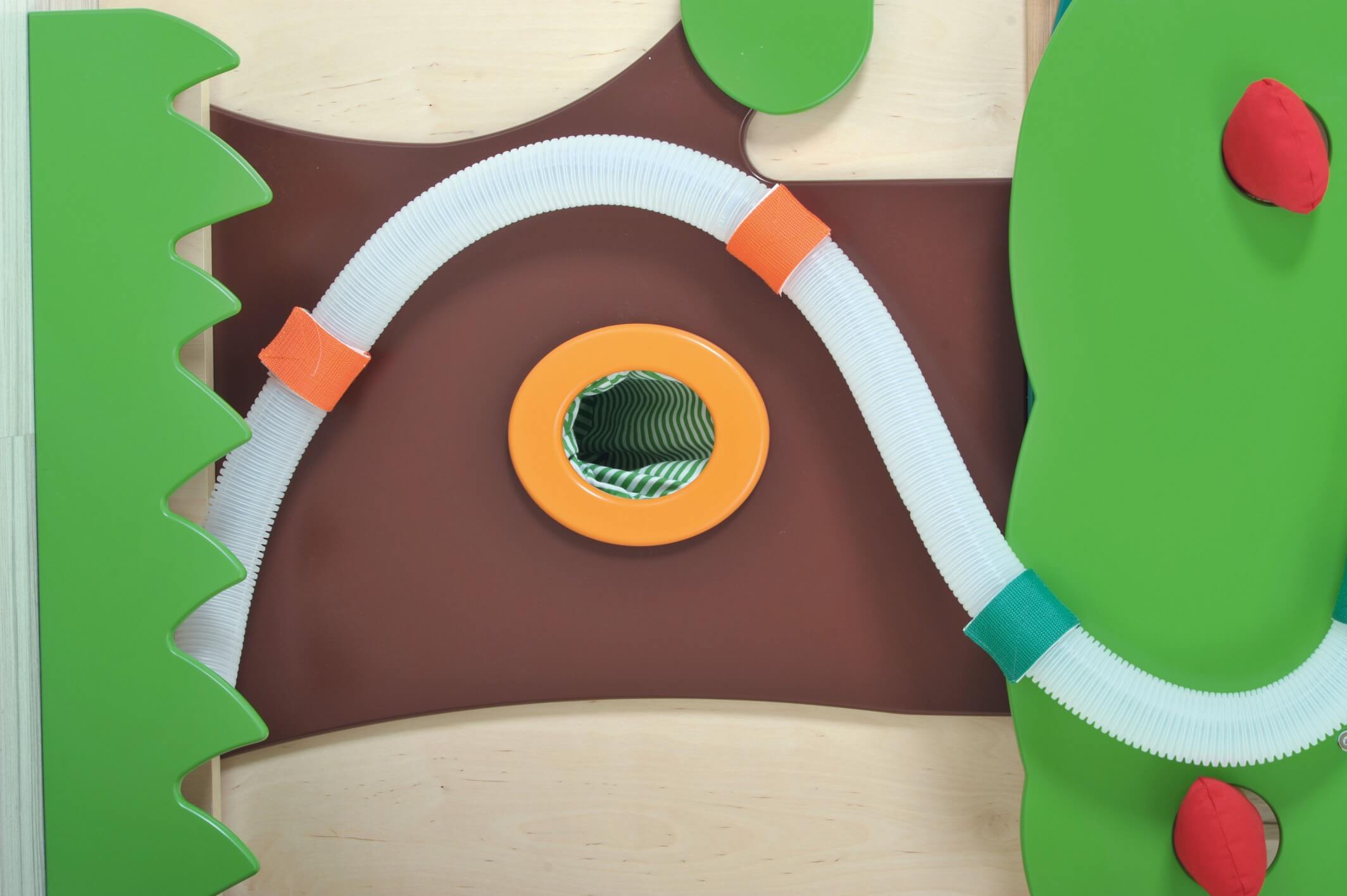 Kindergarten Spielpodest Baumhaus Detailansicht Kugelbahn 2