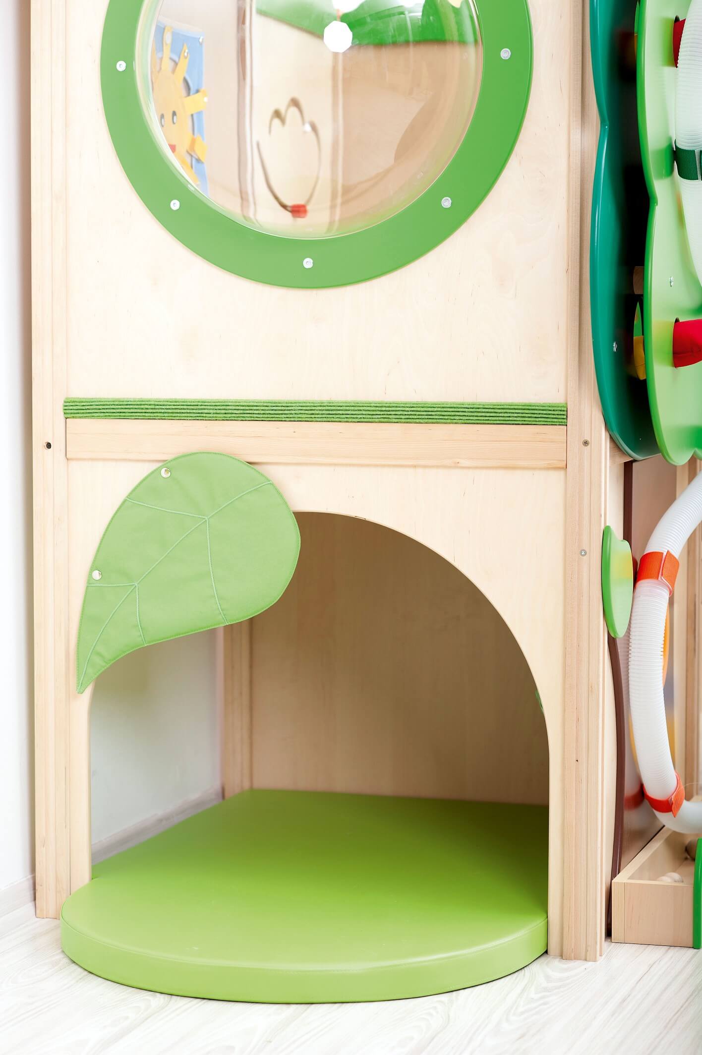 Kindergarten Spielpodest Baumhaus Detailansicht Tunnel zum Krabbeln