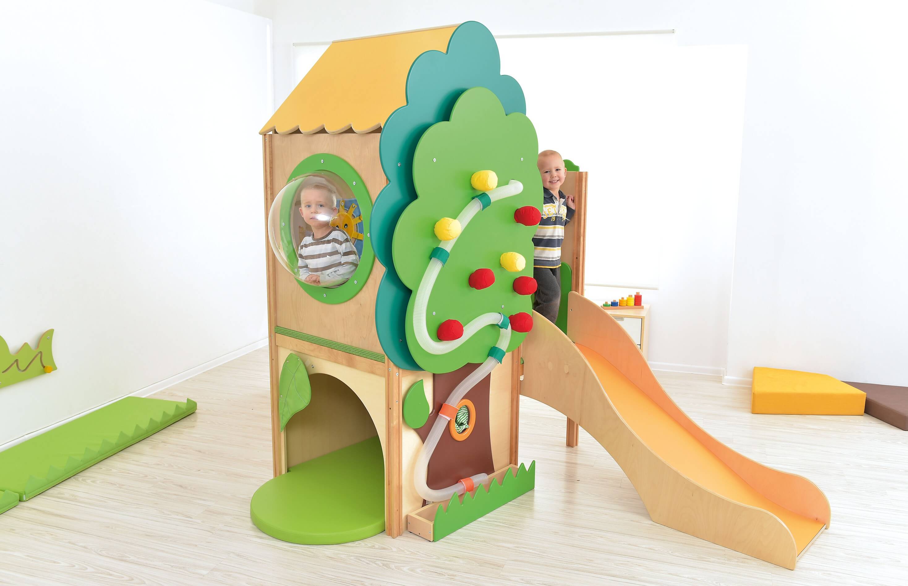 Kindergarten Spielpodest Baumhaus mit Rutsche im Gruppenraum