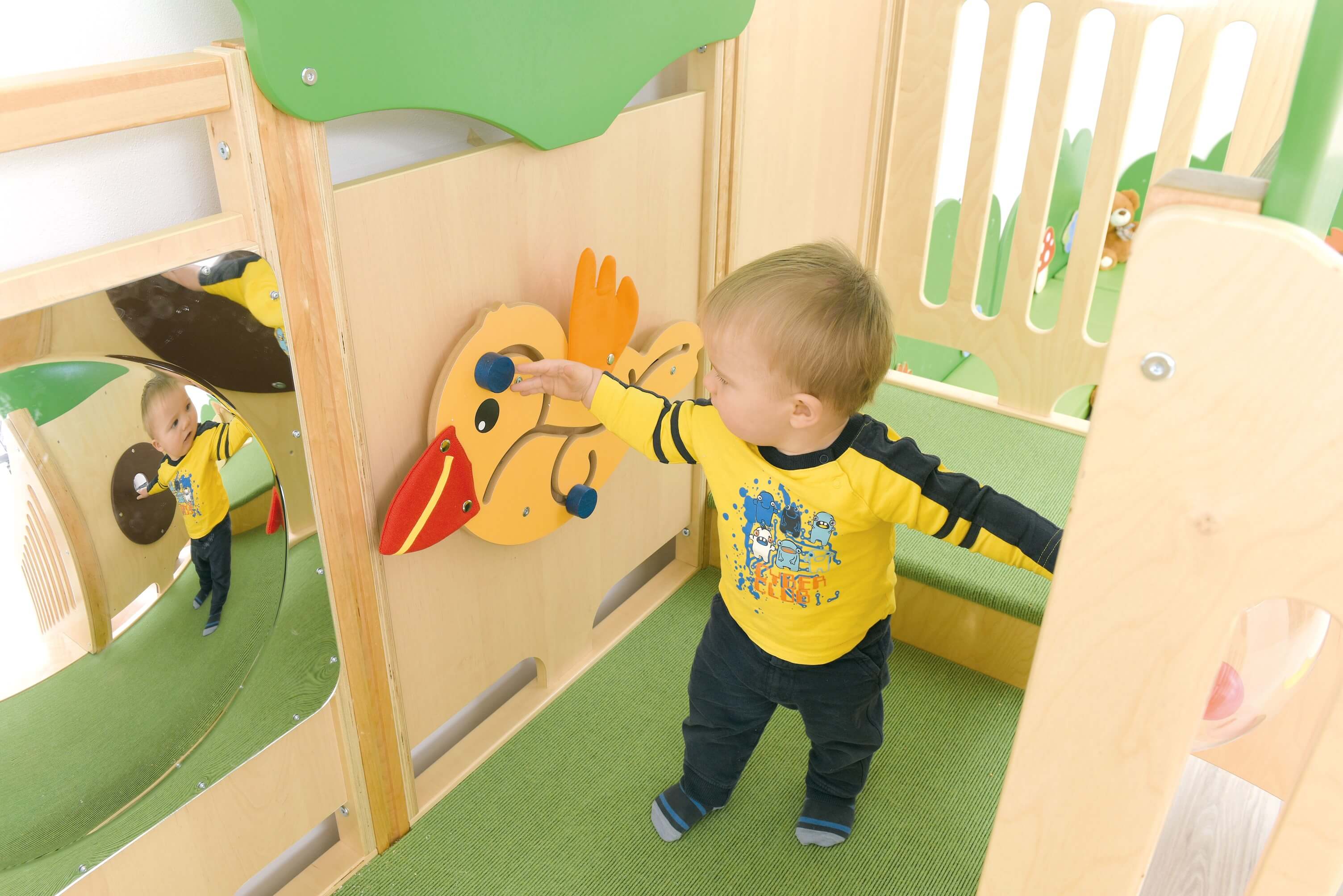 Kindergarten Spielpodest Vogelnest Krippenkind lernt Motorik an Spielwand