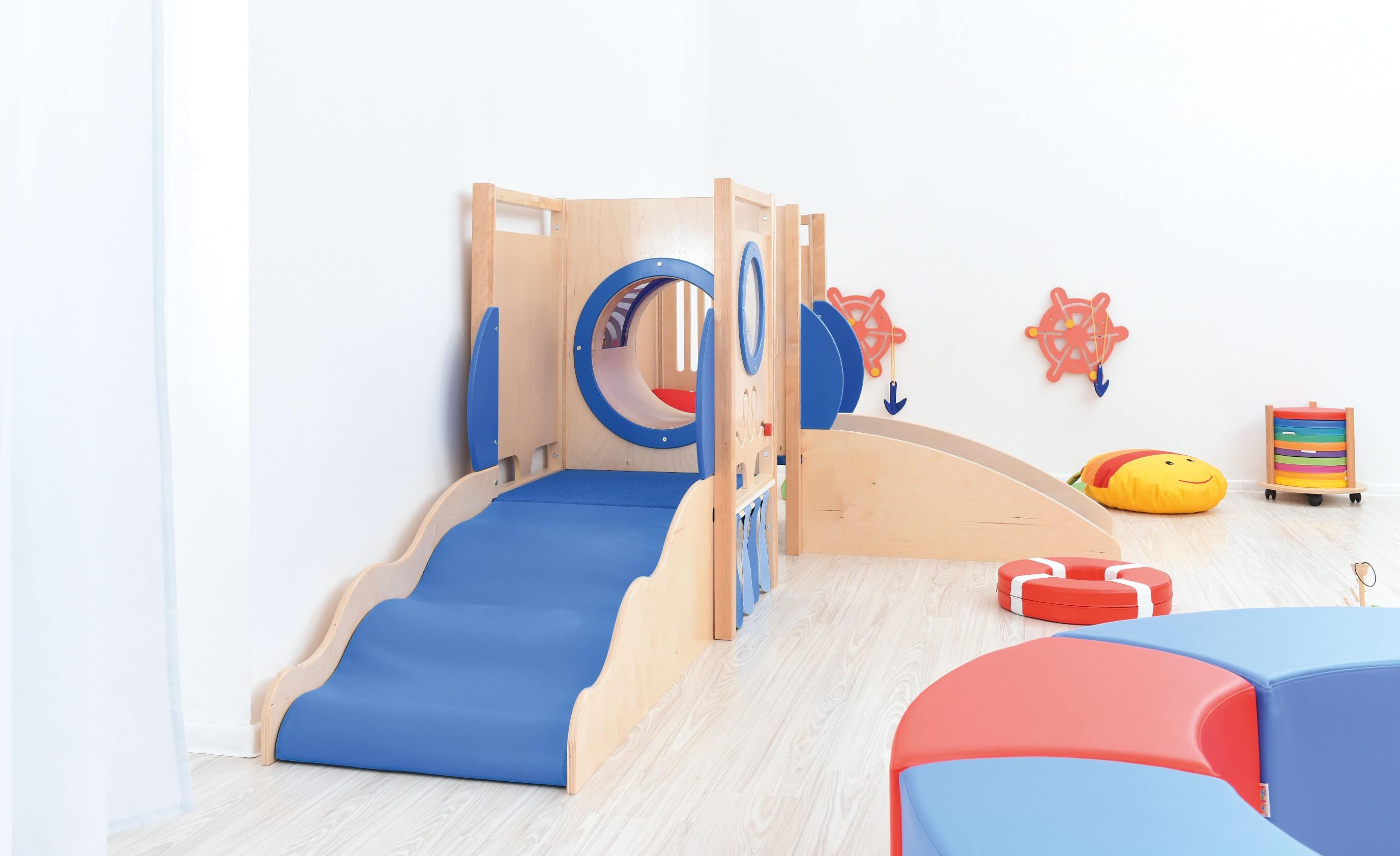 Kindergarten und Krippen Spielpodest U-Boot 3 im Gruppenraum 3