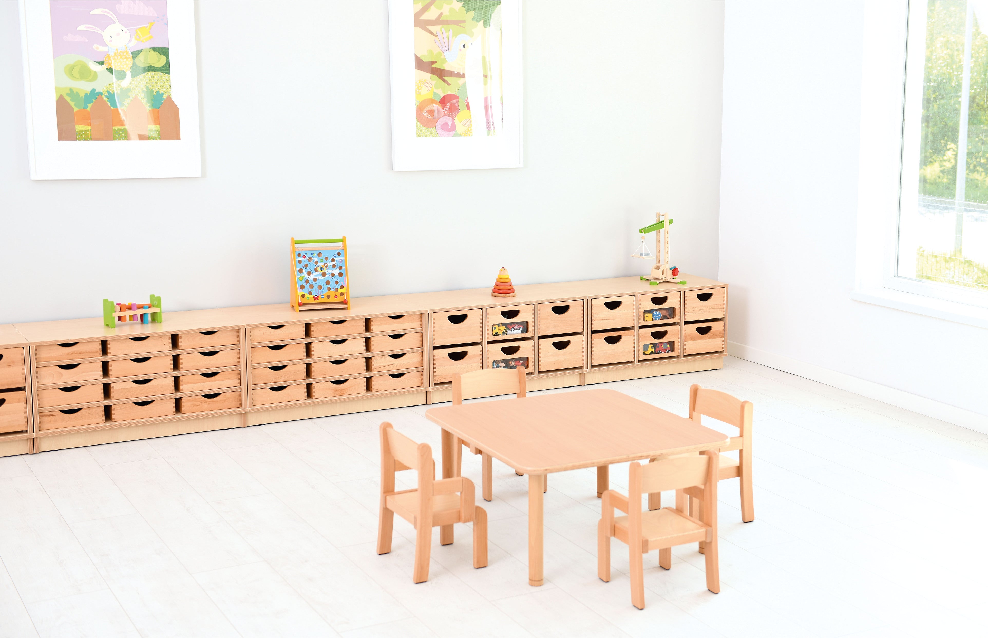 Kindergartenstuhl und Krippenstuhl Chris mit Armlehne im Gruppenraum