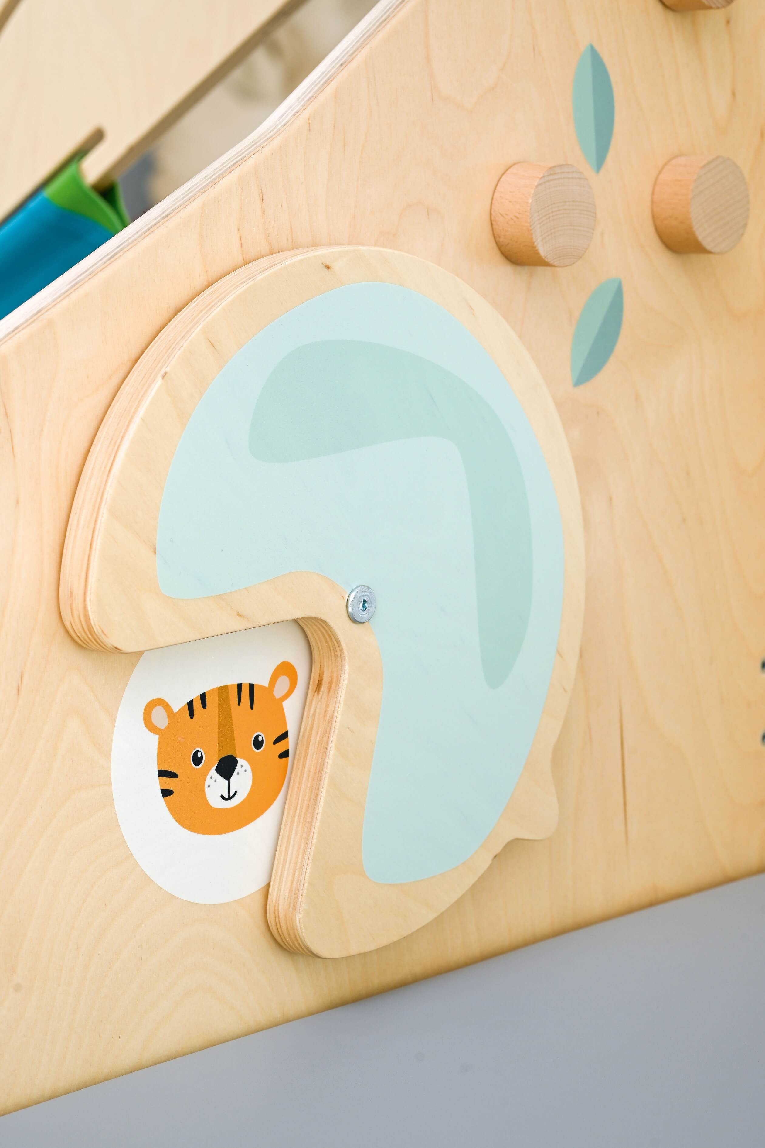 Kleinkindspielecke Bergwiese für Krippen und Kindergarten Motorikwand