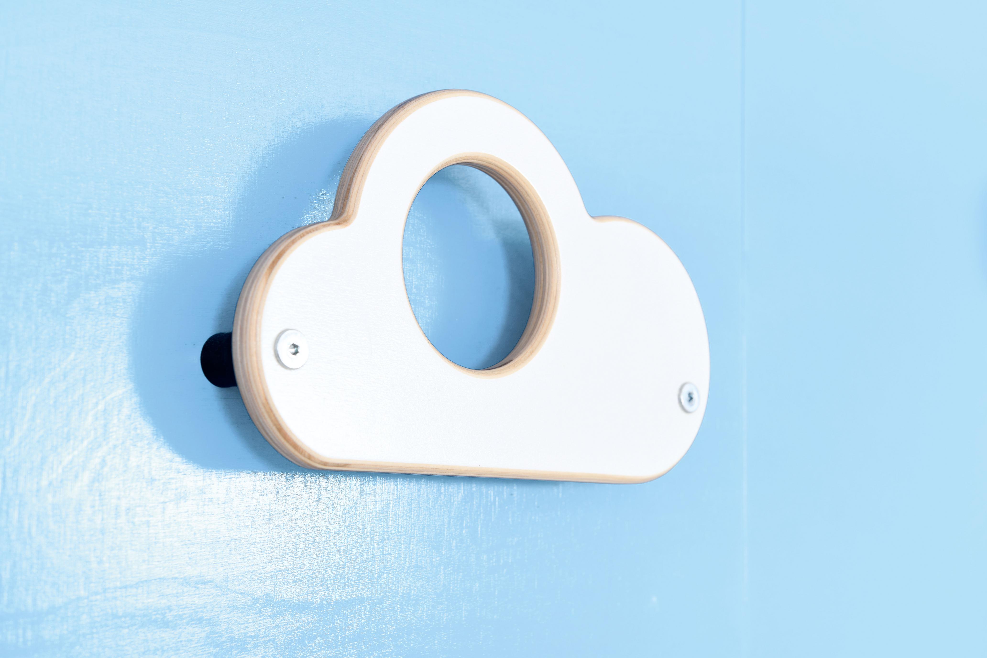 Klettergriff-Detail an Kletterwand für Schule oder Kita.