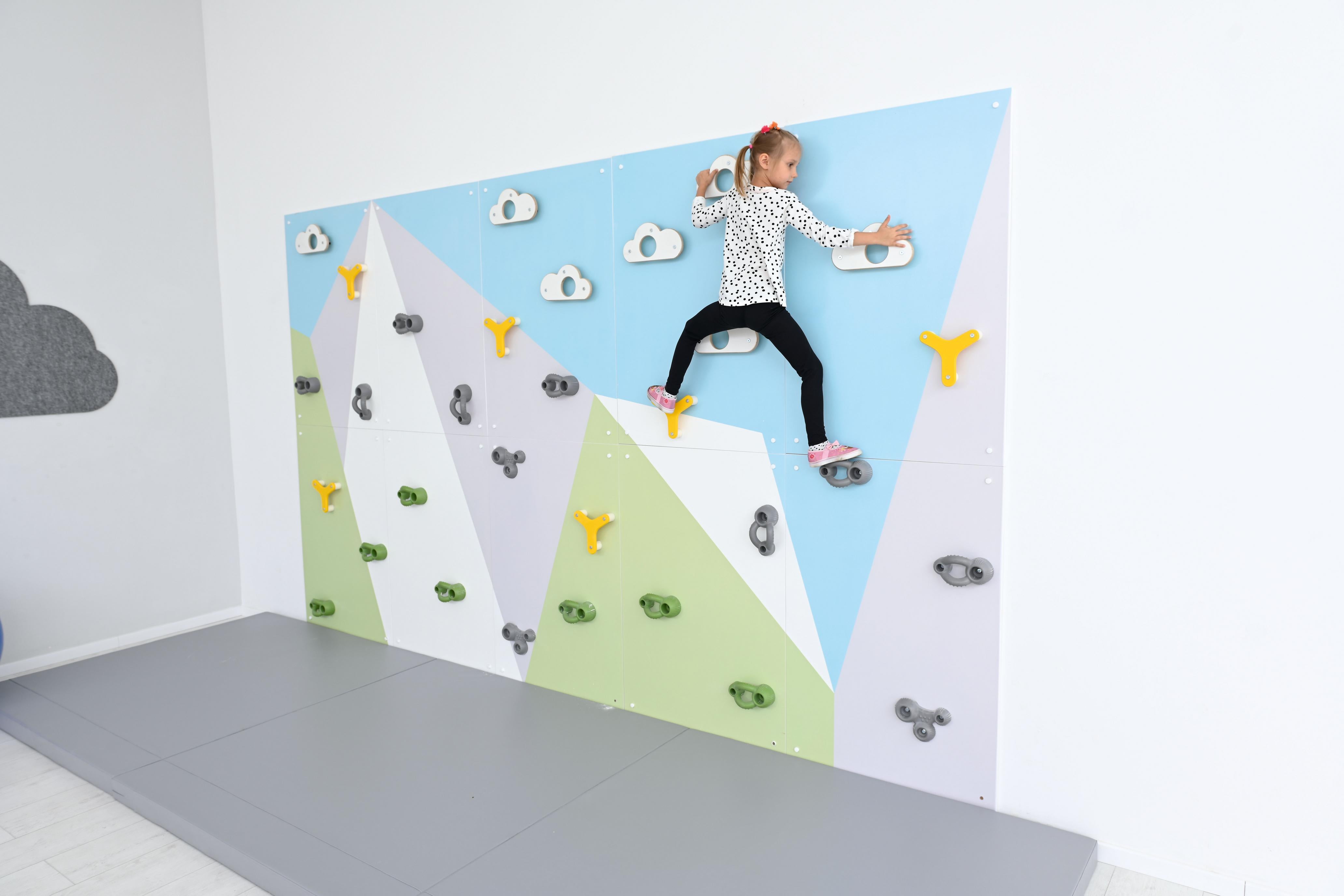 Kletterwand Berge für Kinder in Kita-Sporthalle.