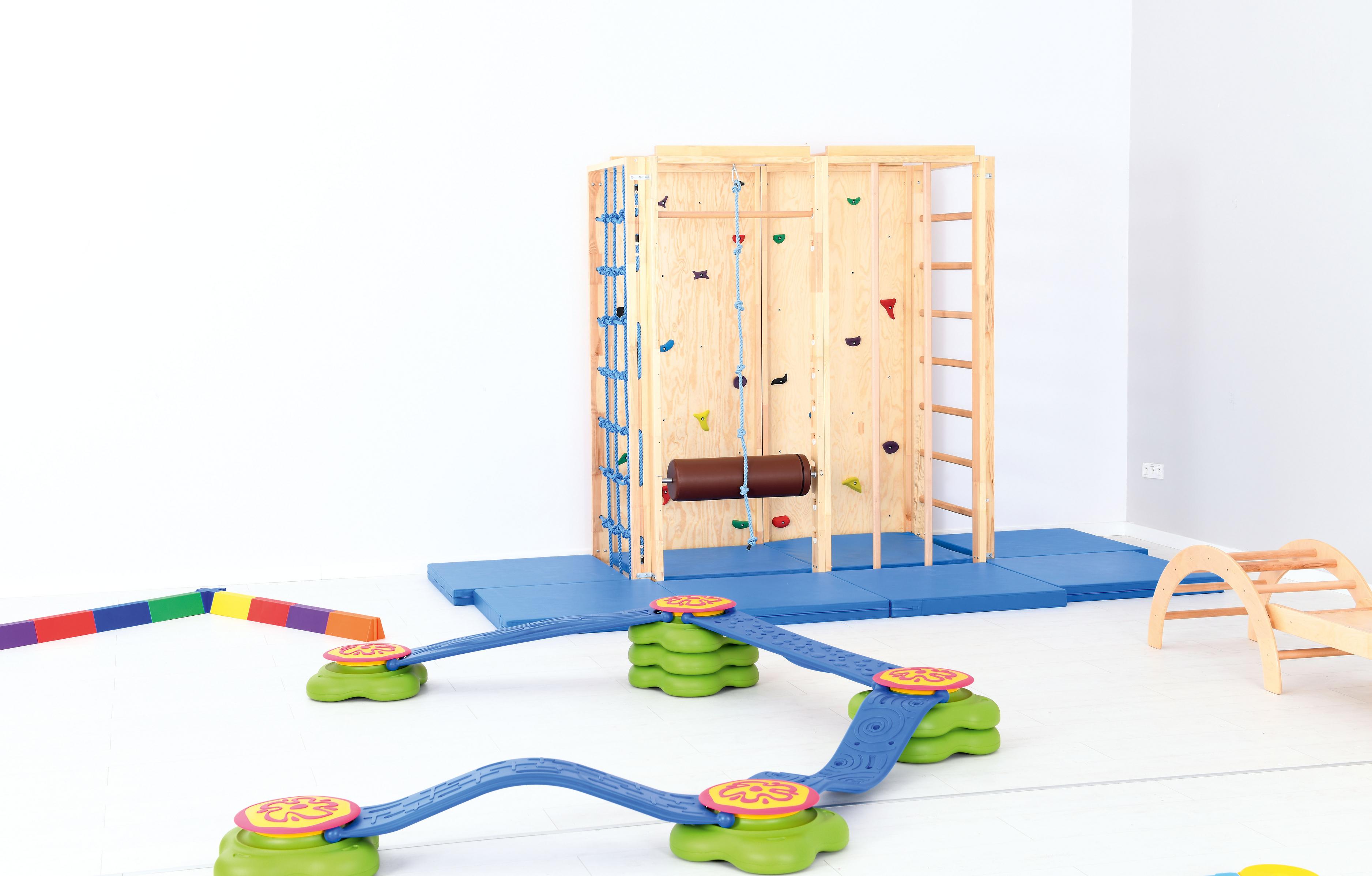 Kletterwand für die Turnhalle im Bewegungsraum.