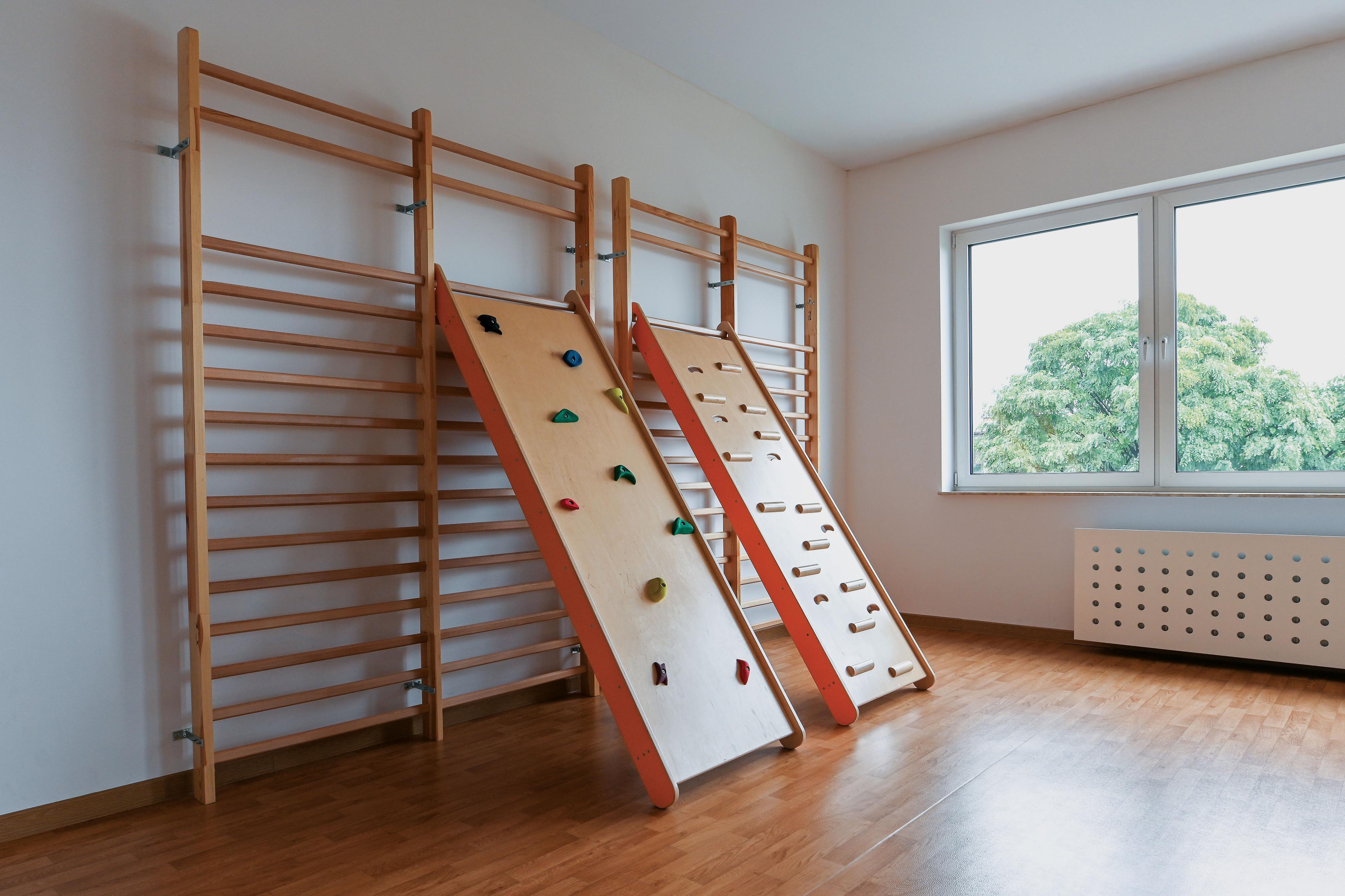 Kletterwand in Kita mit Sprossenwand integriert.