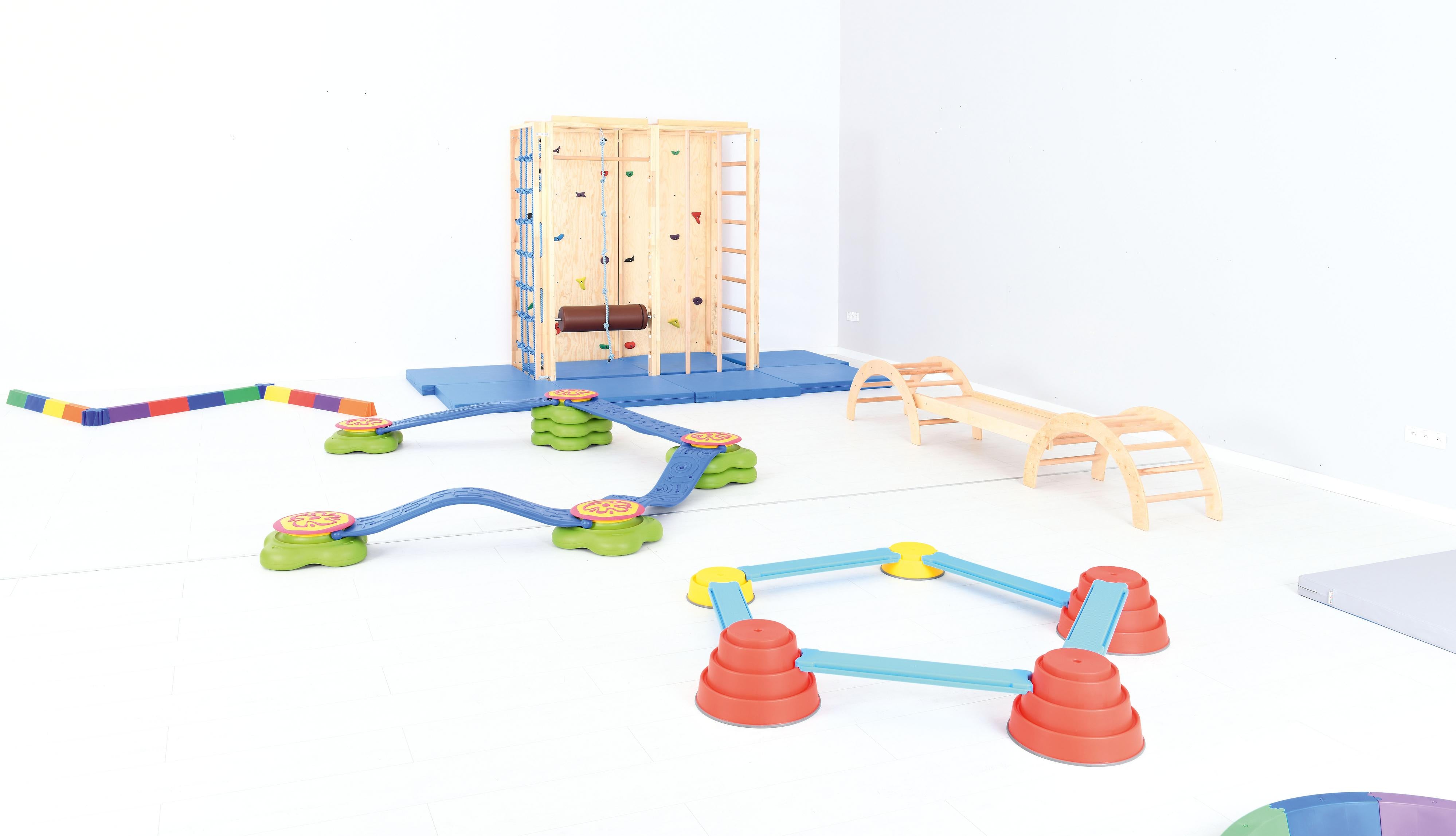 Kletterwand mit Turnhallengeräten für kindliche Bewegung.