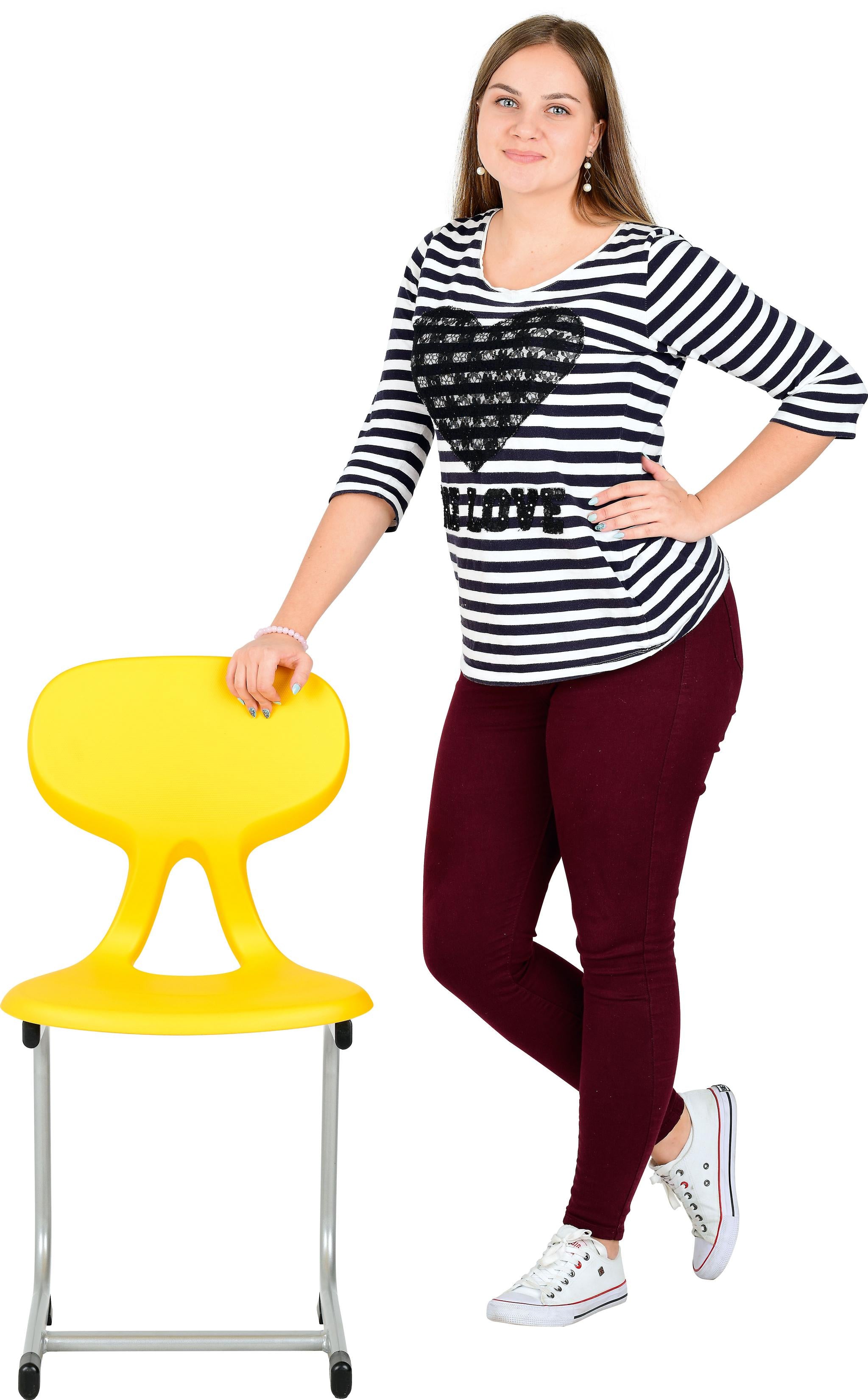 Kufenstuhl für Schüler neben einer Person im Raum.