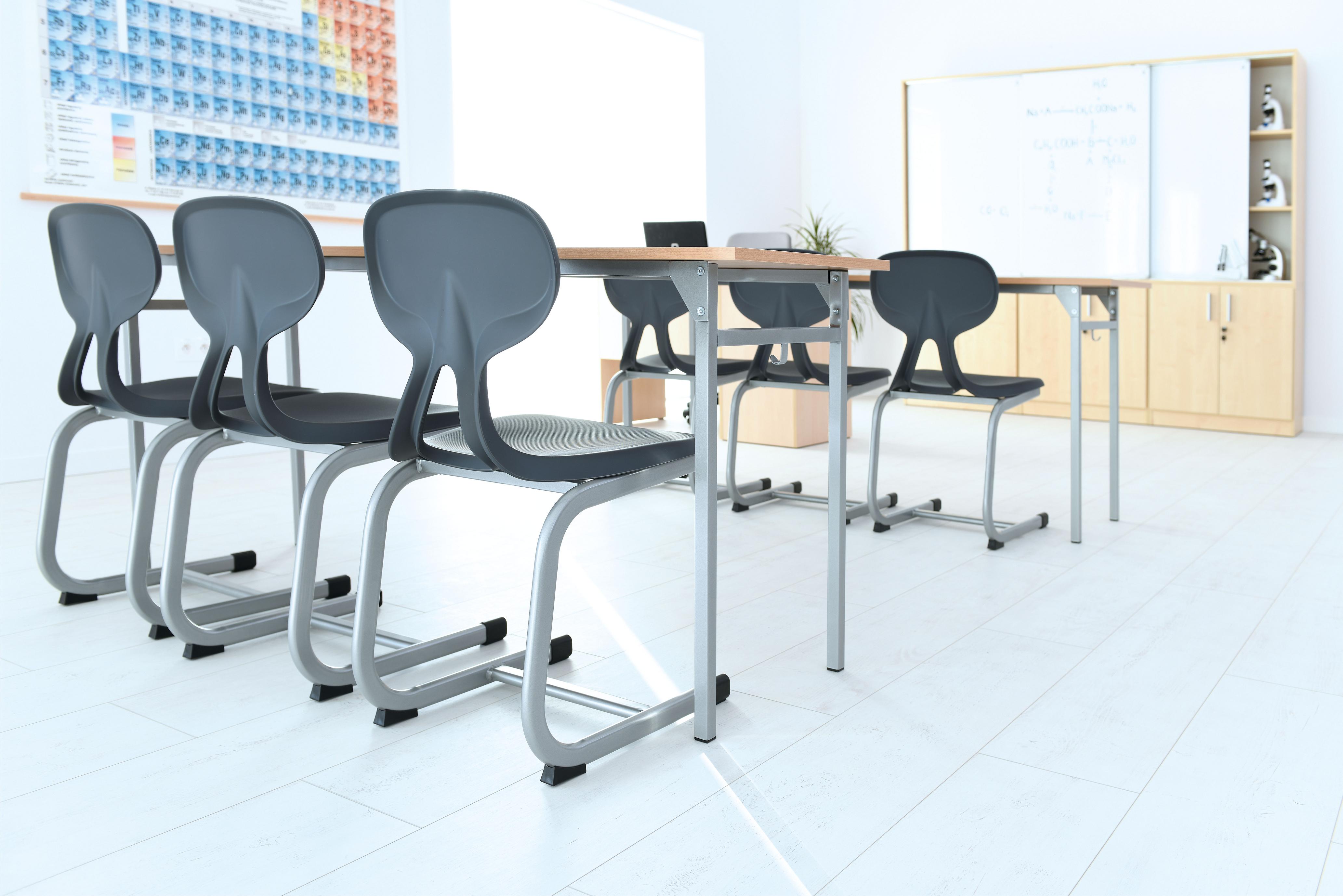 Kufenstühle für Schüler in modernem Klassenzimmer.