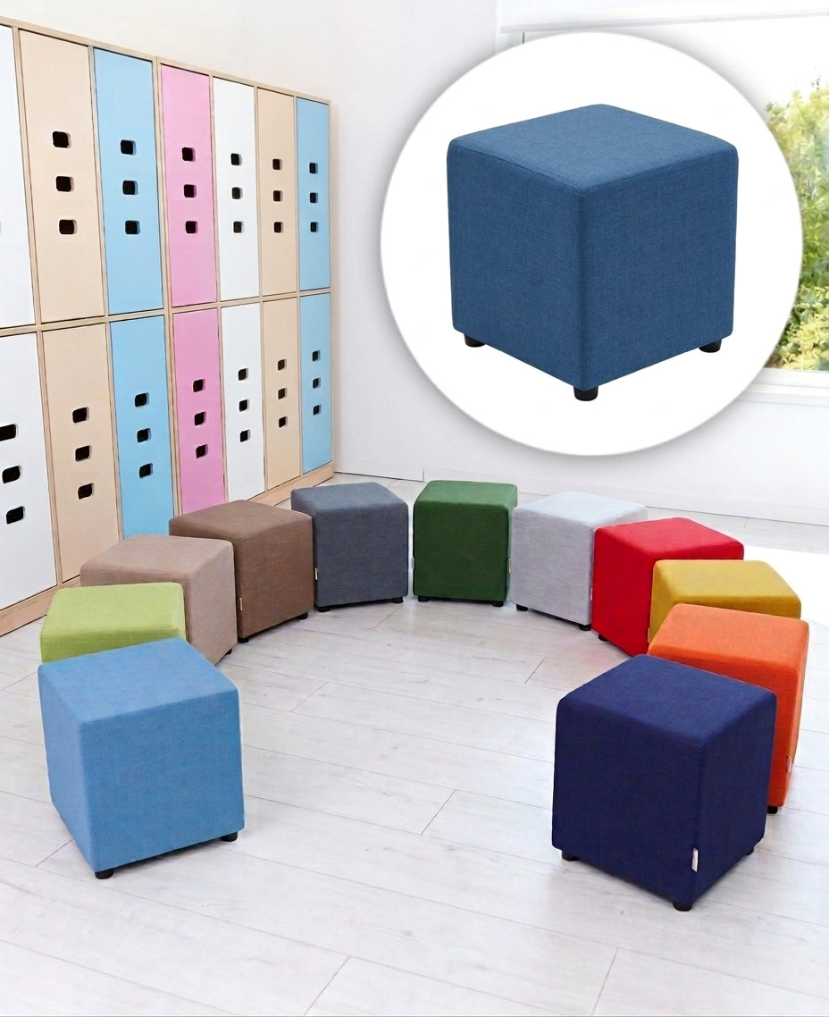 Quadratischer Sitzhocker in der Umkleide der Schule.