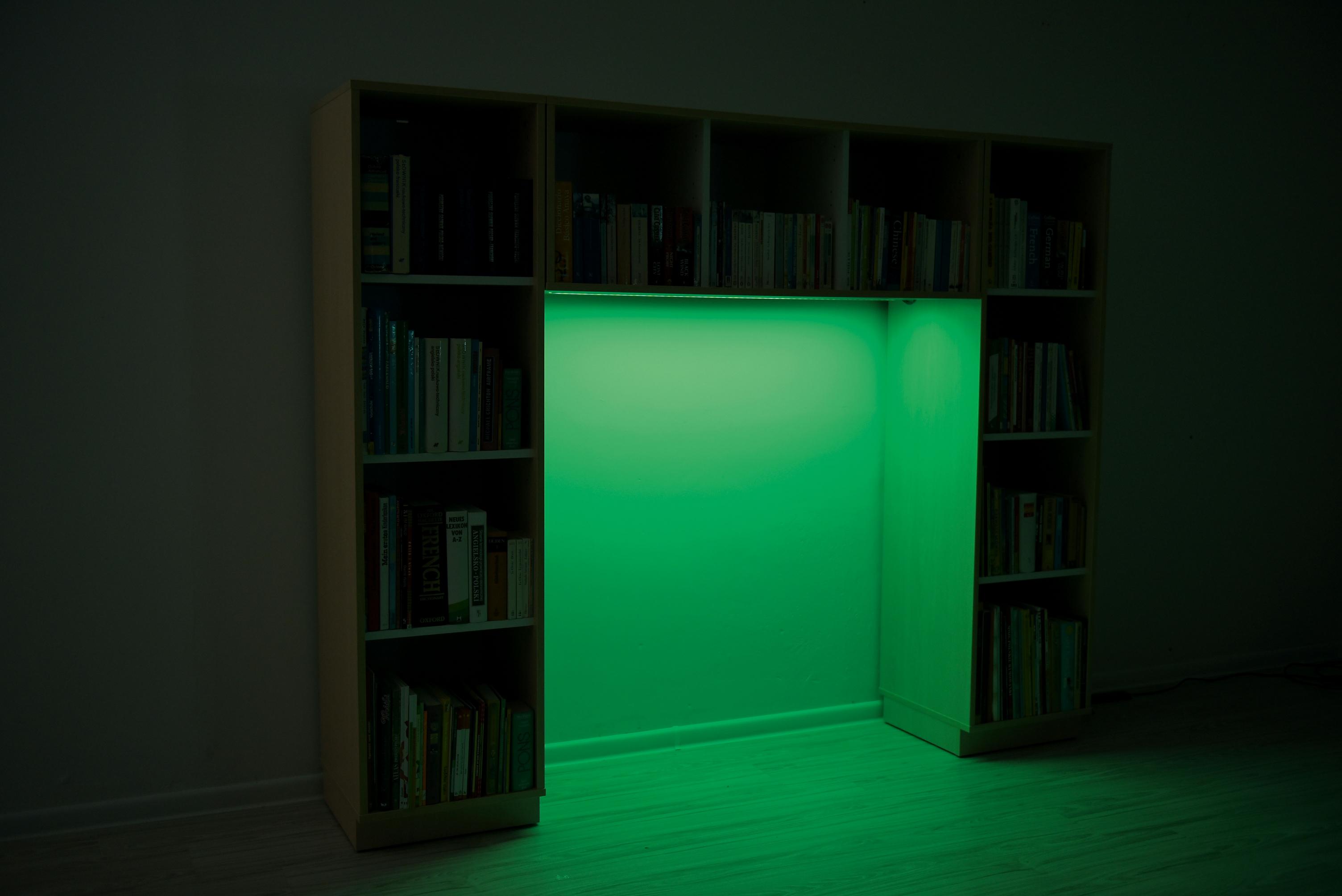 Quadro Bücherecke mit LED – Stilvolles Bücherregal in Wunschhöhe - Produkt wird im Kindergarten oder Schule genutzt.