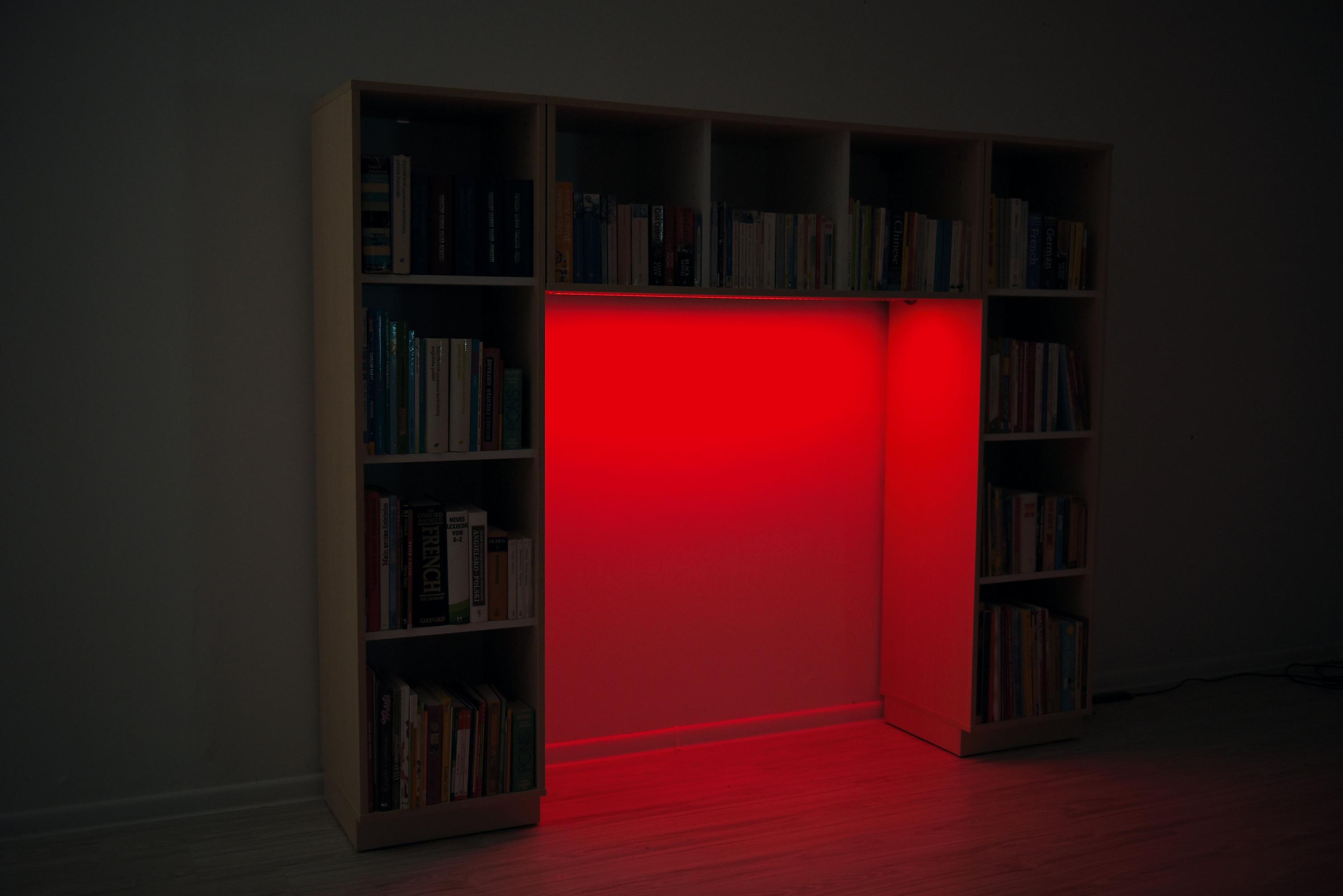 Quadro Bücherecke mit LED – Stilvolles Bücherregal in Wunschhöhe - Produkt wird im Kindergarten oder Schule genutzt.