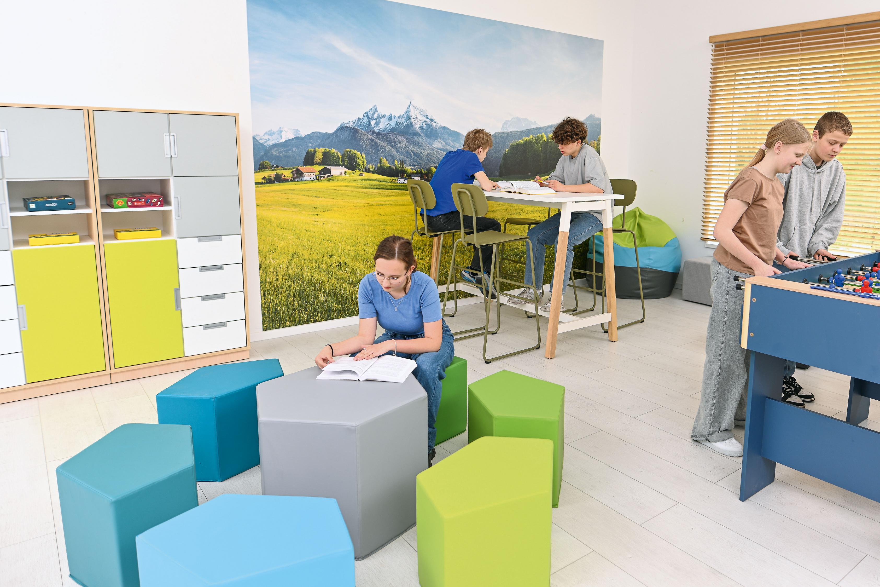 Schaumstoff-Sitzgruppe Loris 1, Sitzhöhe 38 cm im Klassenzimmer mit Schülern