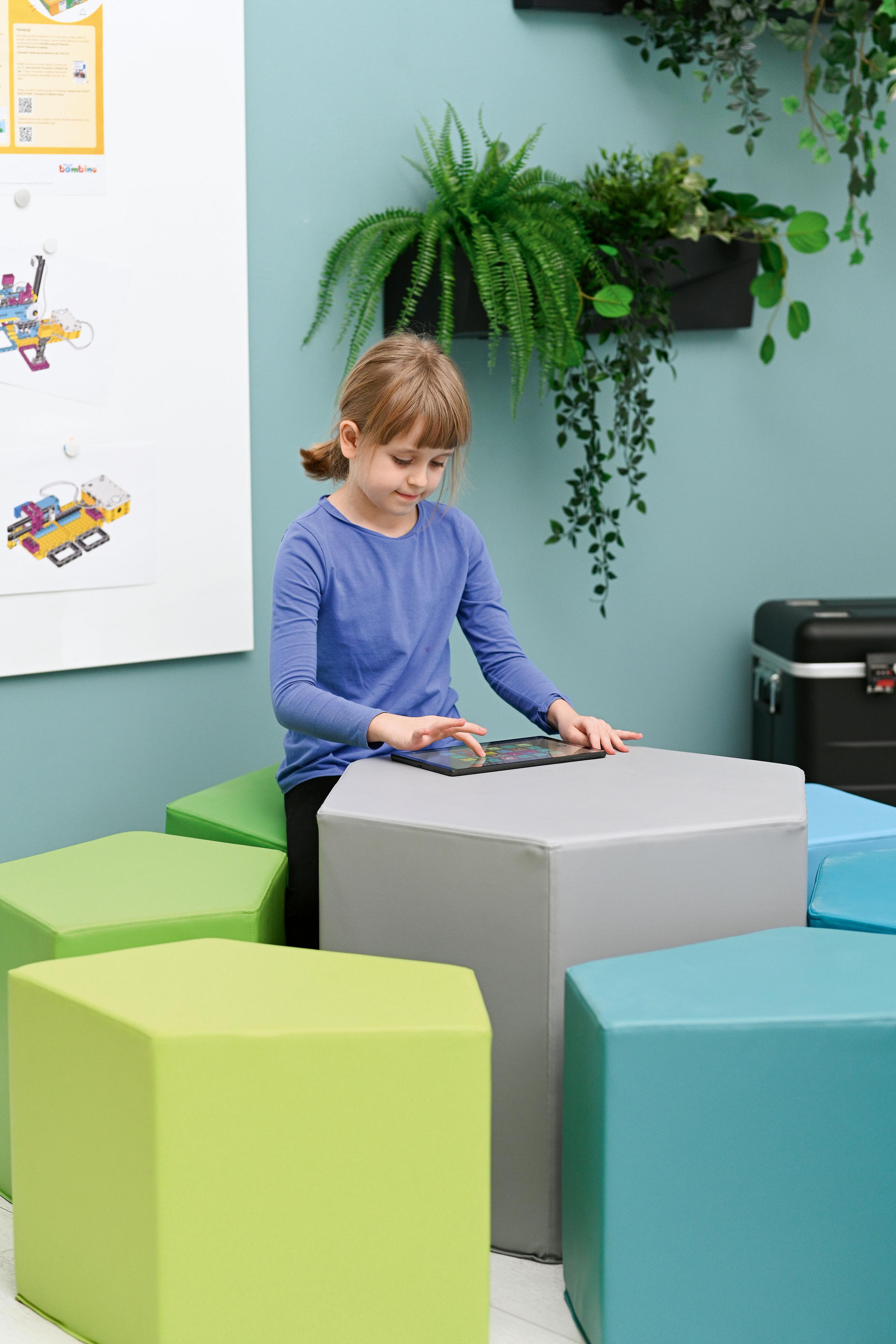 Schaumstoff-Sitzgruppe Loris 1, Sitzhöhe 38cm, Kind mit Tablet