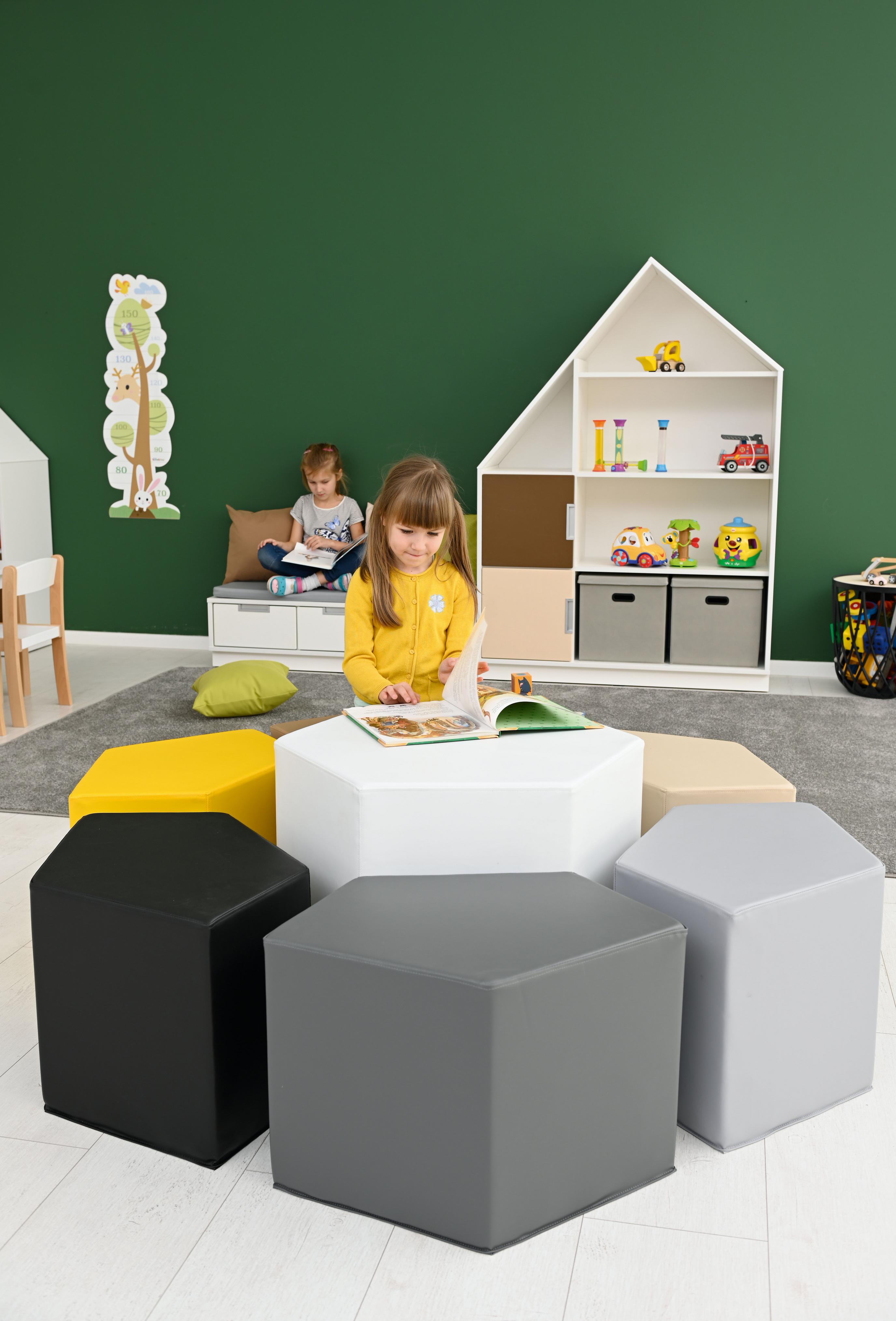 Schaumstoff-Sitzgruppe Loris 2 - Sitzhöhe 38cm im Kita-Gruppenraum mit lesenden Kindern
