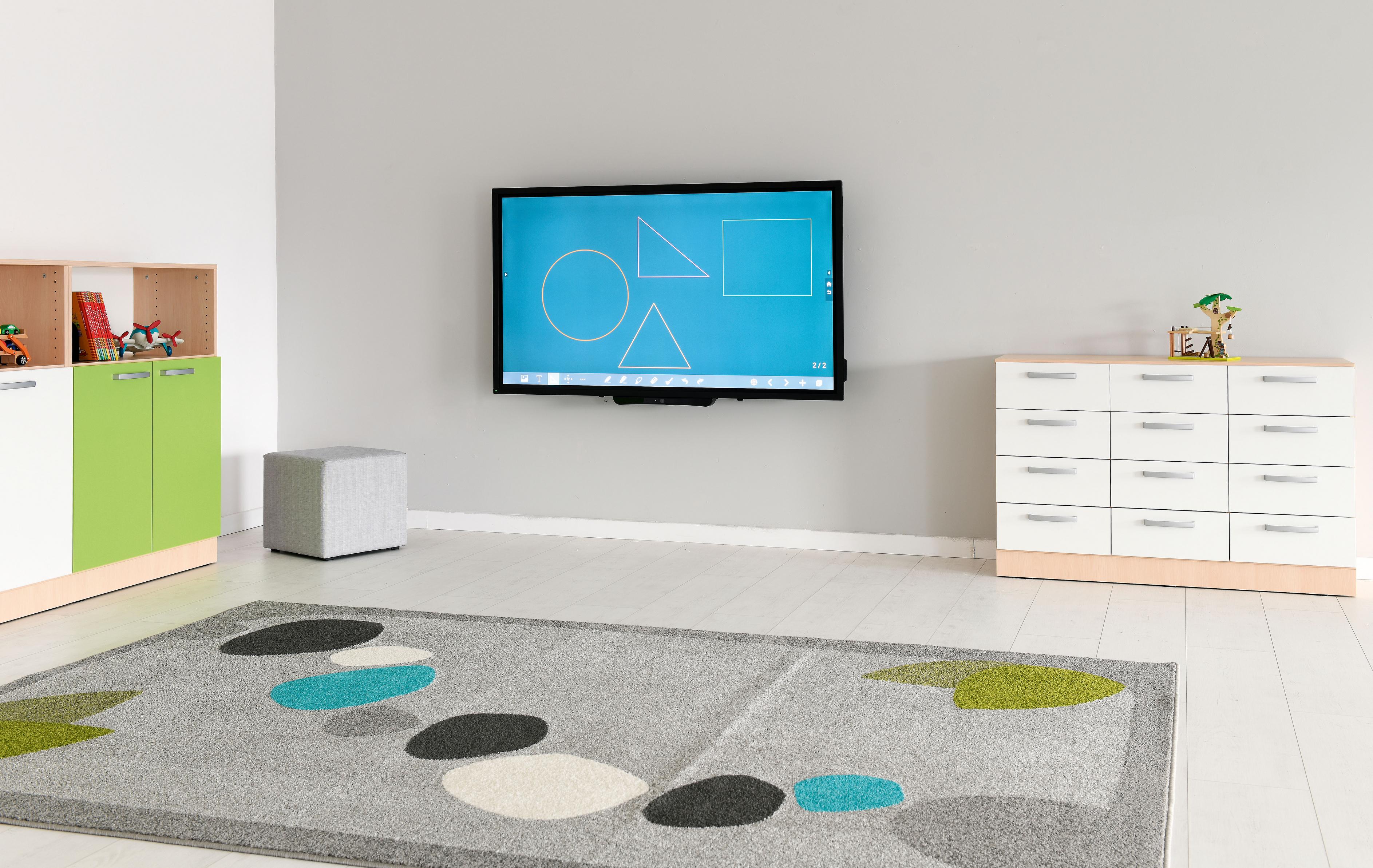 Schubladenschrank im Raum mit Teppich und Fernseher.