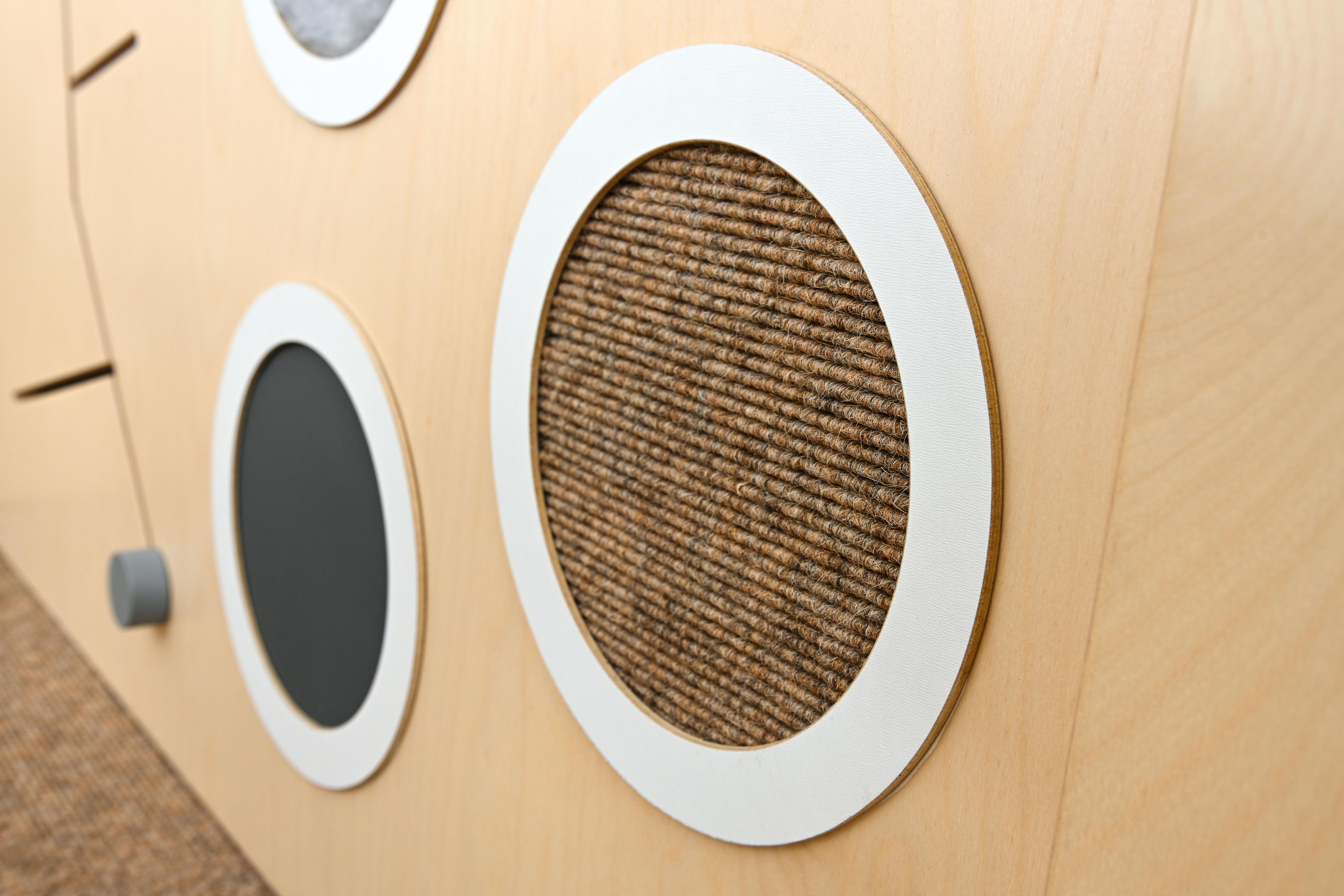 Sensorische Spielecke Details in Naturtönen auf Hochebene.