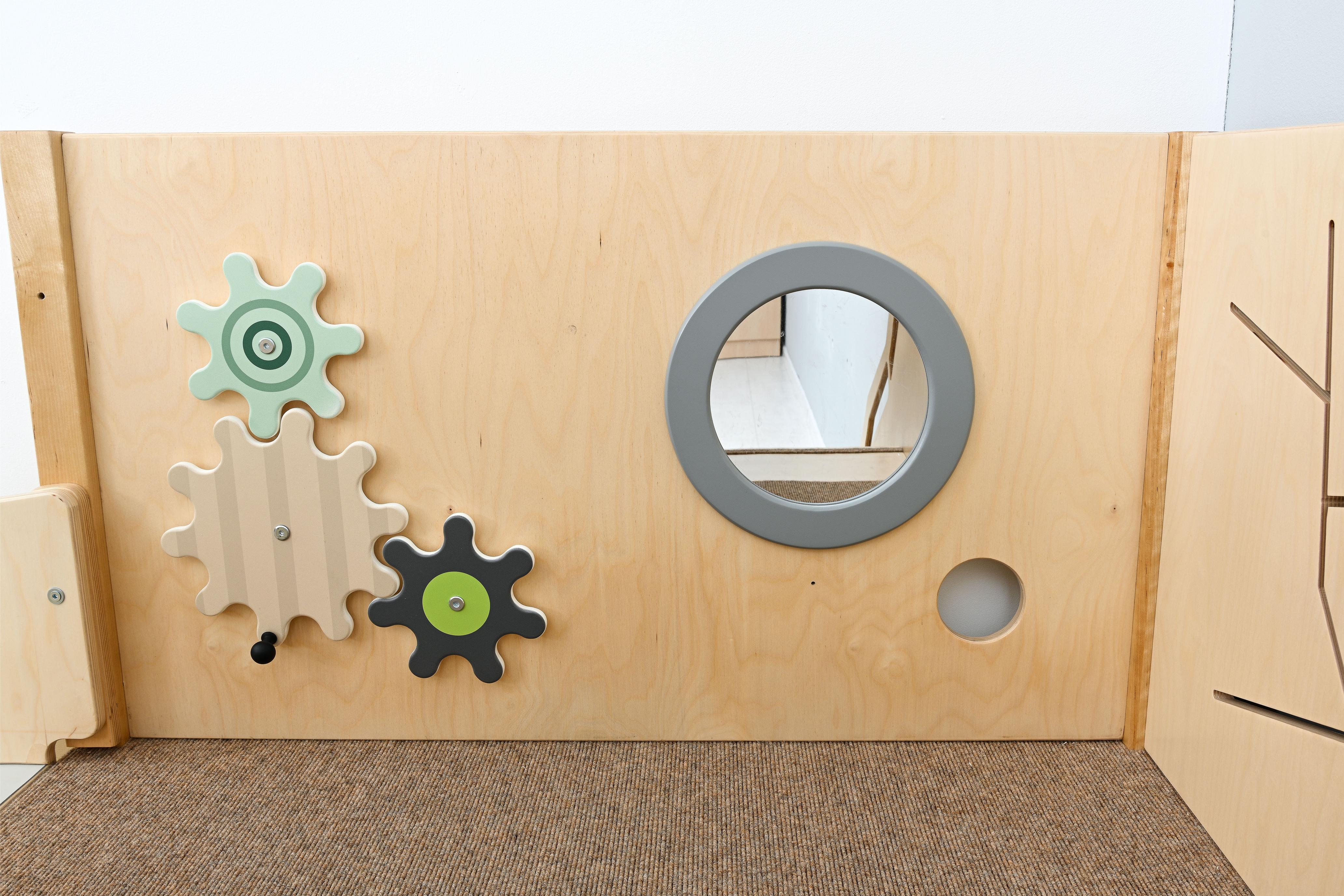 Sensorische Spielecke mit Zahnrädern, Teil einer Hochebene.