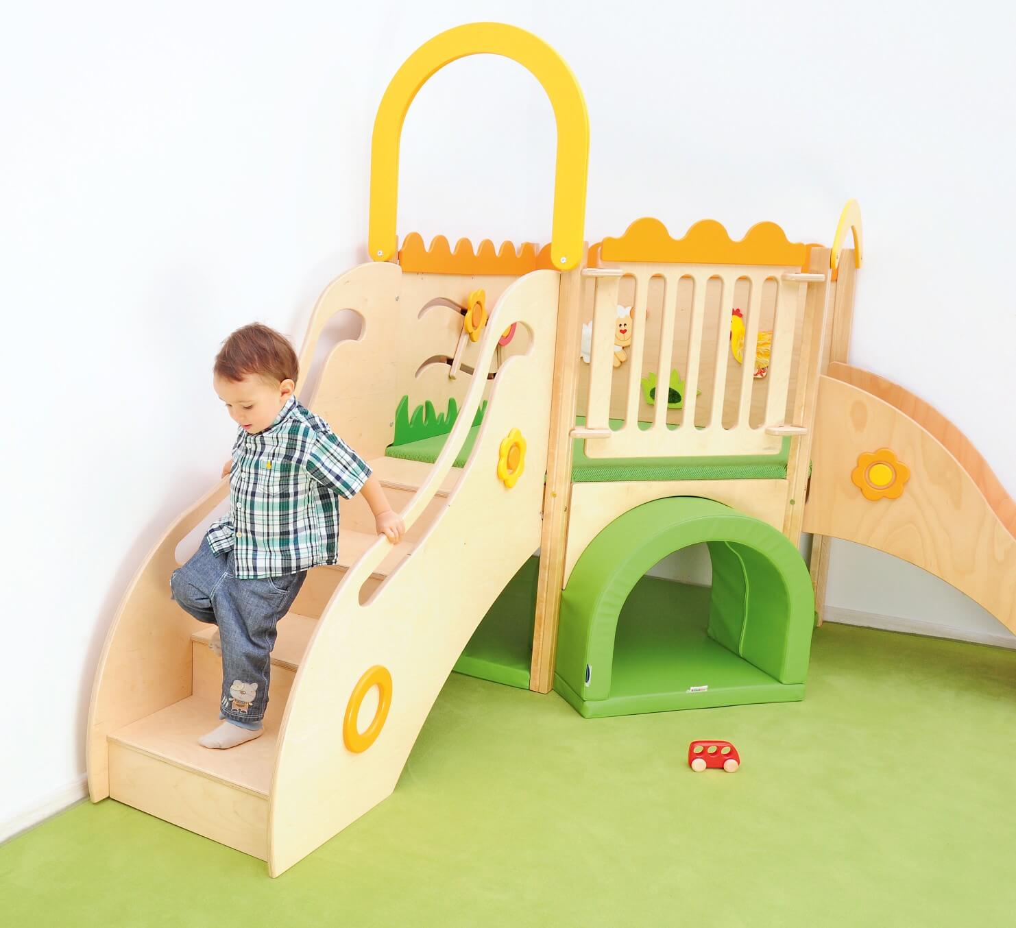 Sensorisches Spielpodest für Krippe und Kindergarten Wiese Kind auf Treppe