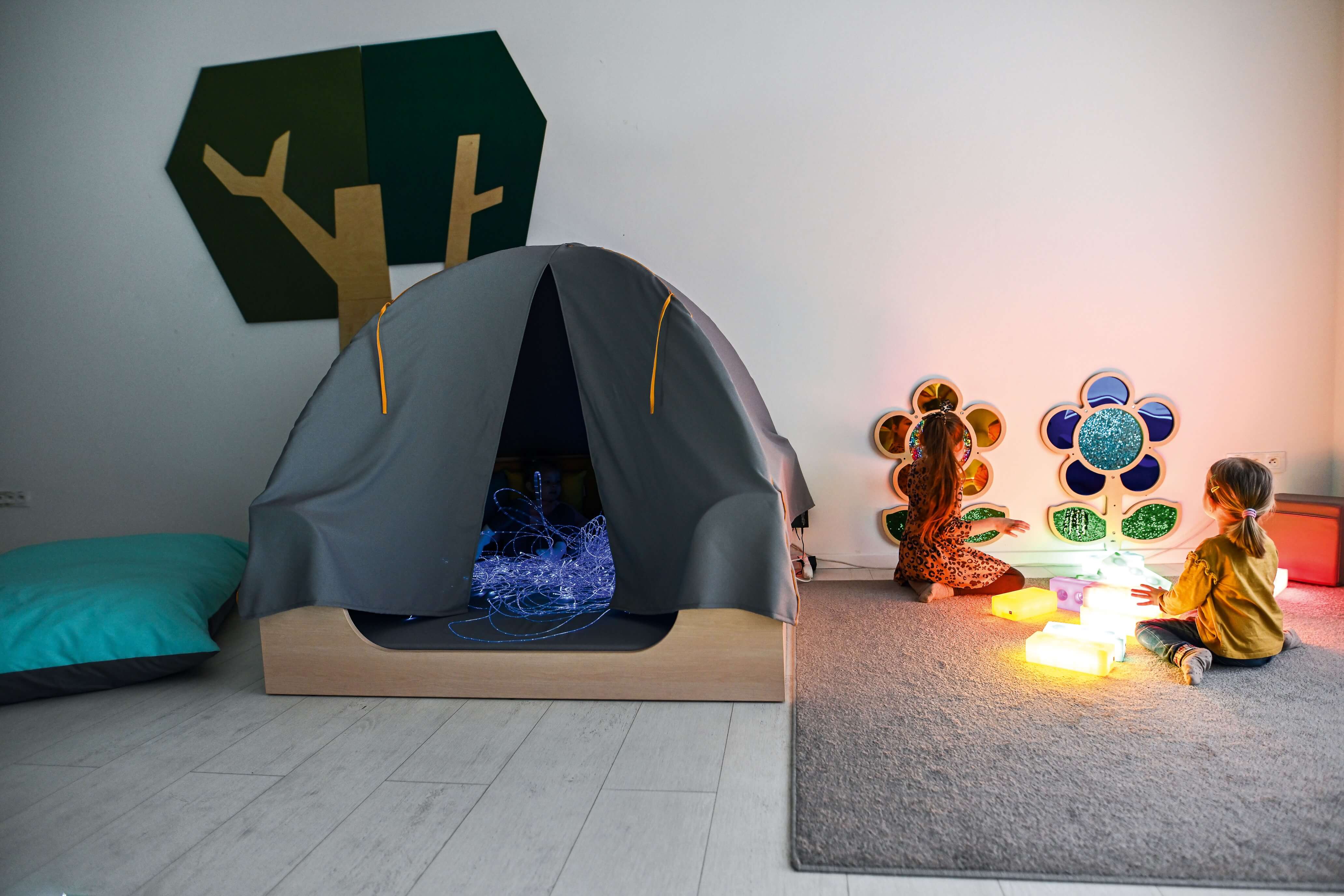 Sinneshöhle und Kuschelecke, gepolstert für Kindergarten und Krippen geschlossener Vorhang im Dunkeln mit Lichtern