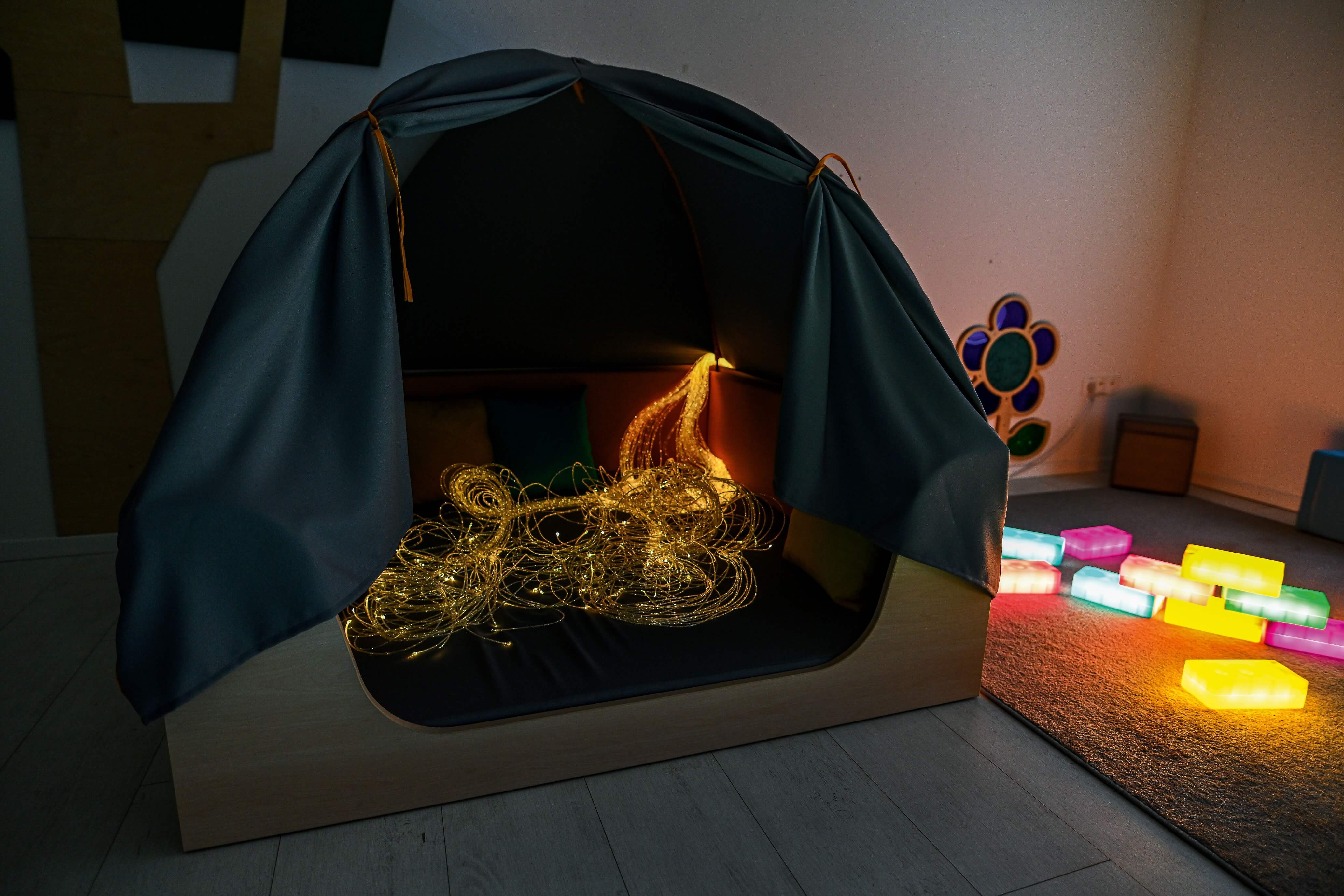 Sinneshöhle und Kuschelecke, gepolstert für Kindergarten und Krippen geschlossener Vorhang im Dunkeln mit Lichtern 2
