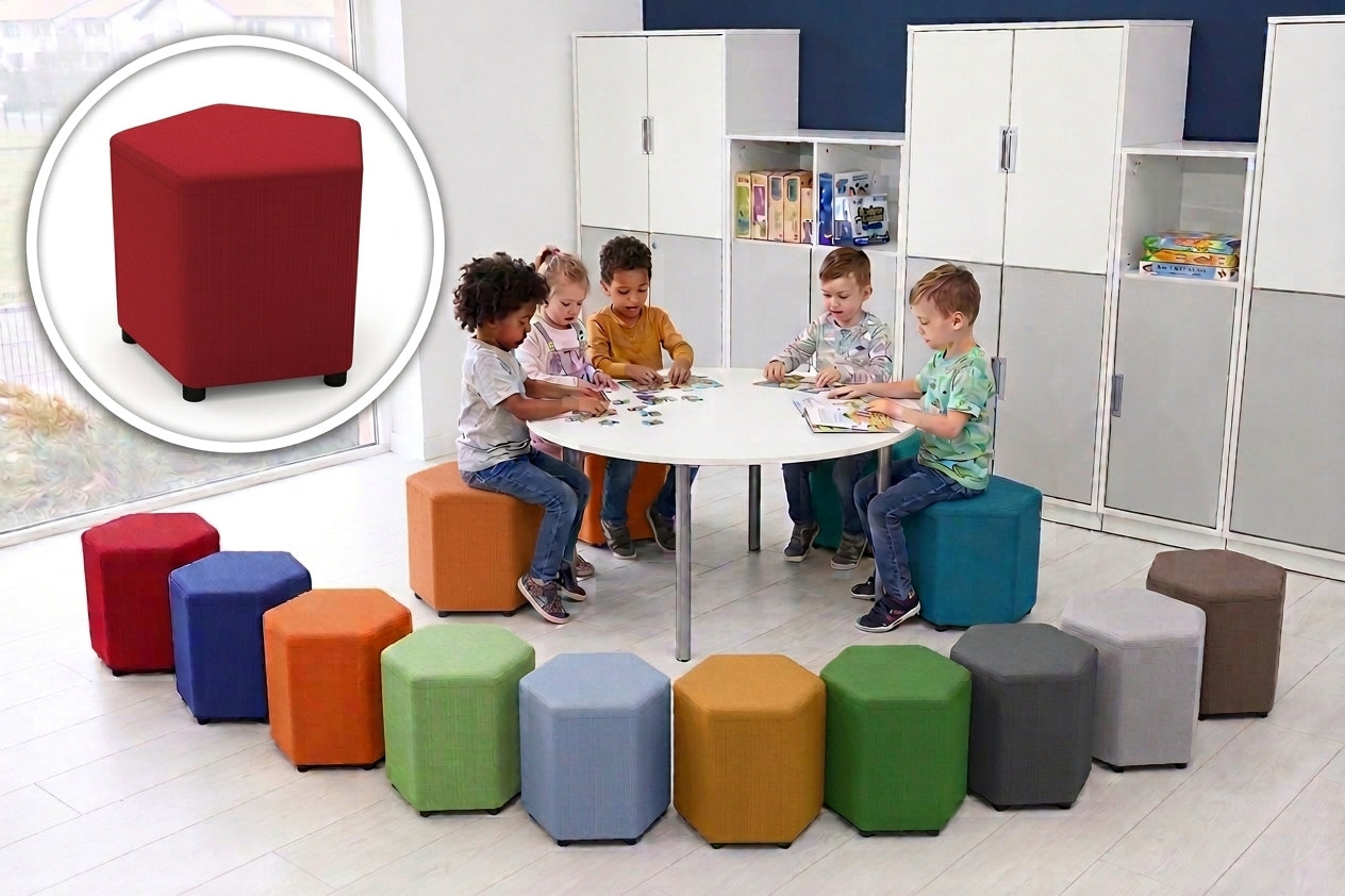 Sitzhocker im Klassenraum. KInder sitzen auf Sitzhocker.
