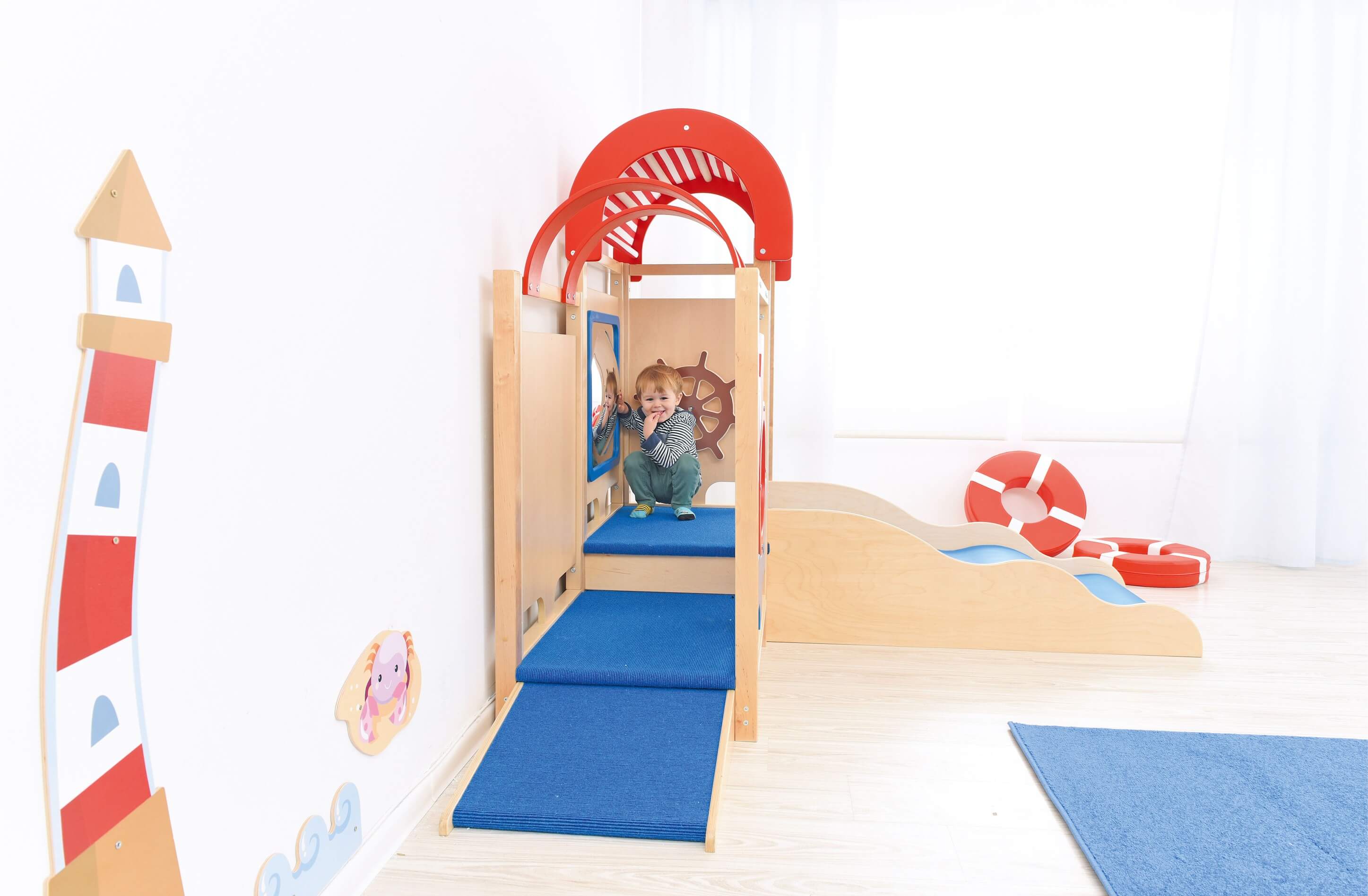 Spielpodest Ahoi! für Krippen und Kindergarten im Gruppenraum von links