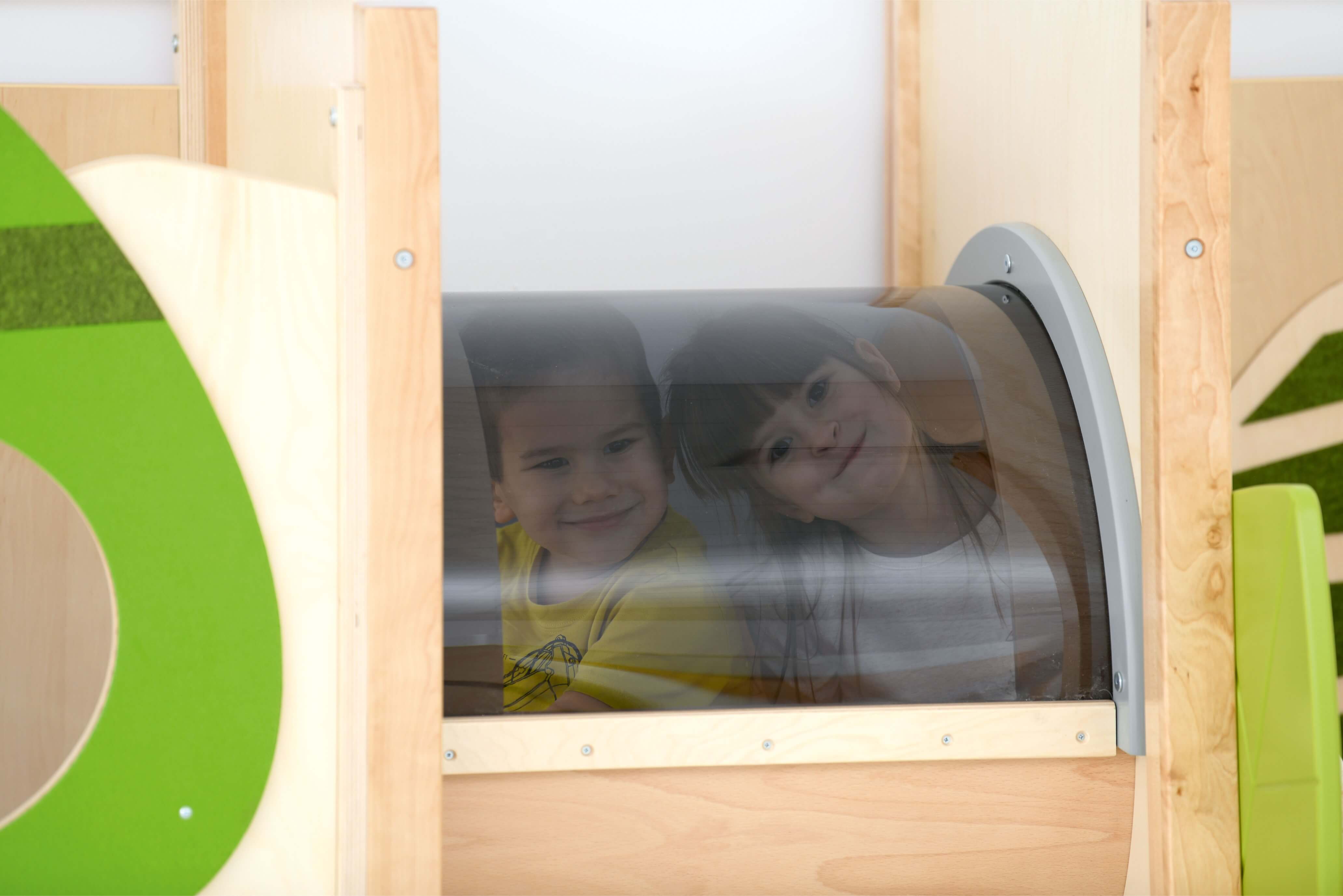 Spielpodest Flora für Kindergarten Kinder spielen im Krabbeltunnel