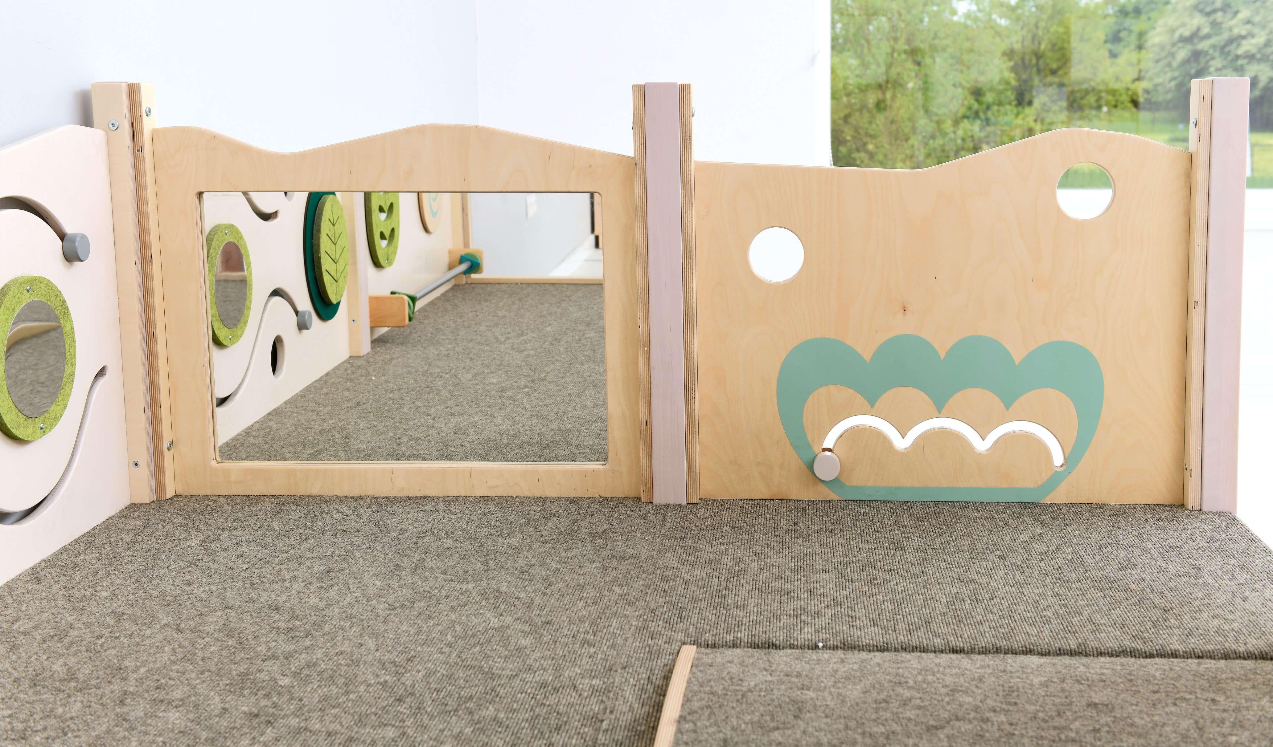 Spielpodest Iris für Kindergarten Detailansicht Spielwand für Motorik 3