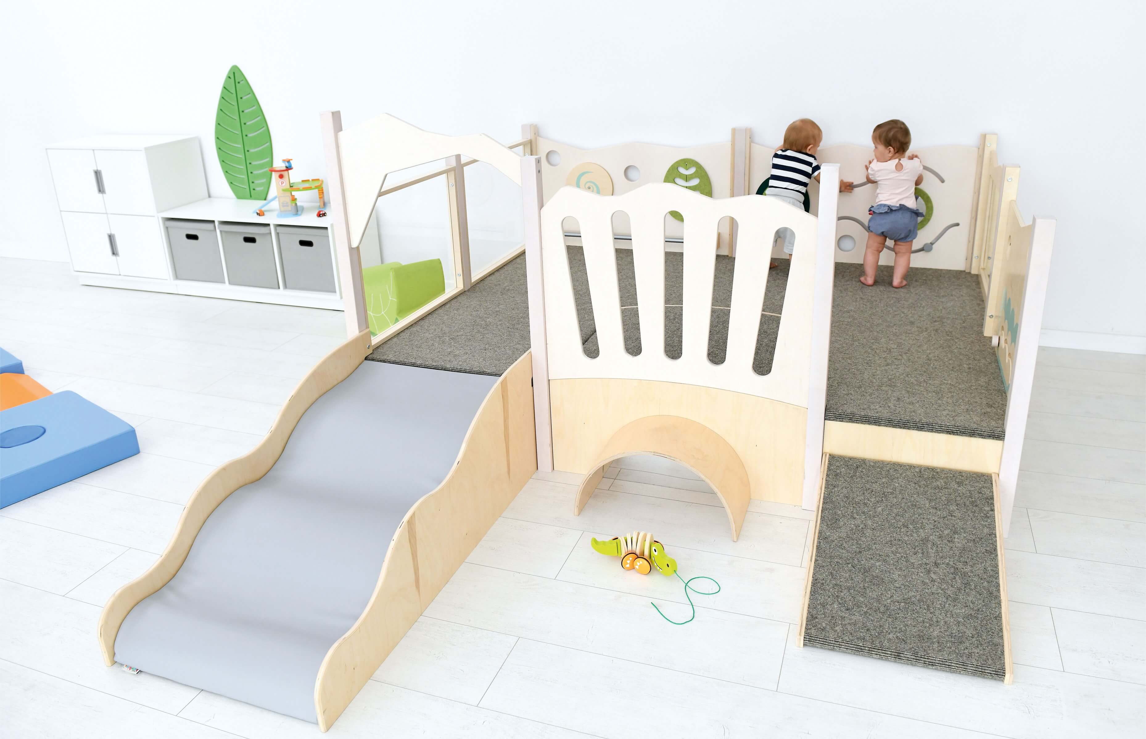 Spielpodest Iris für Kindergarten von vorne oben mit Krippenkindern