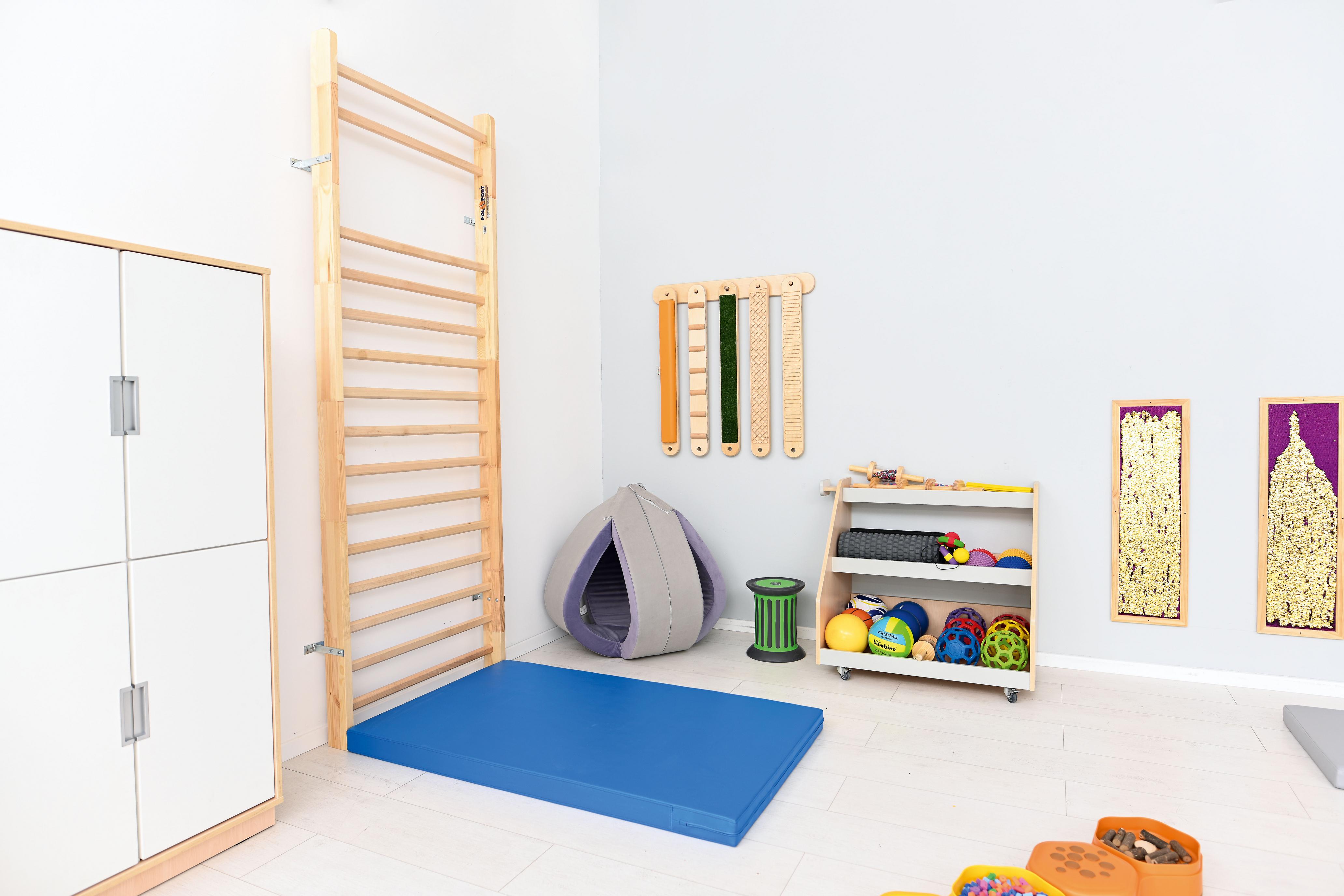 Sprossenwand - einfach - 256 cm im Gruppenraum montiert.