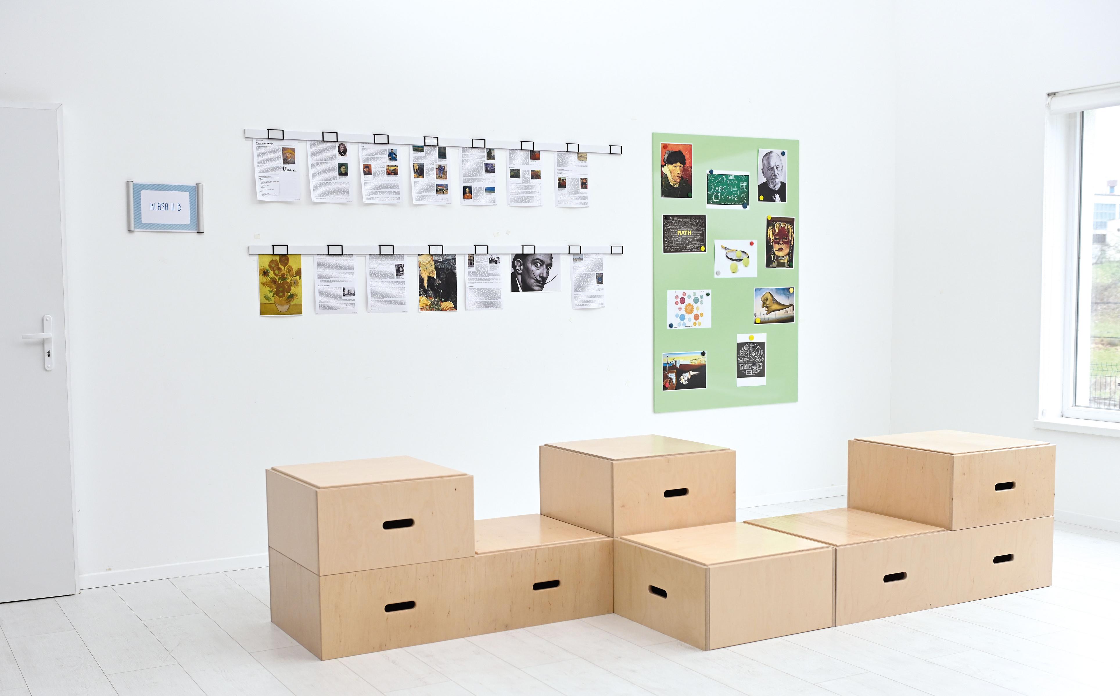 Stapelpodest, H 30 cm, doppelt als Sitzlandschaft im Klassenraum