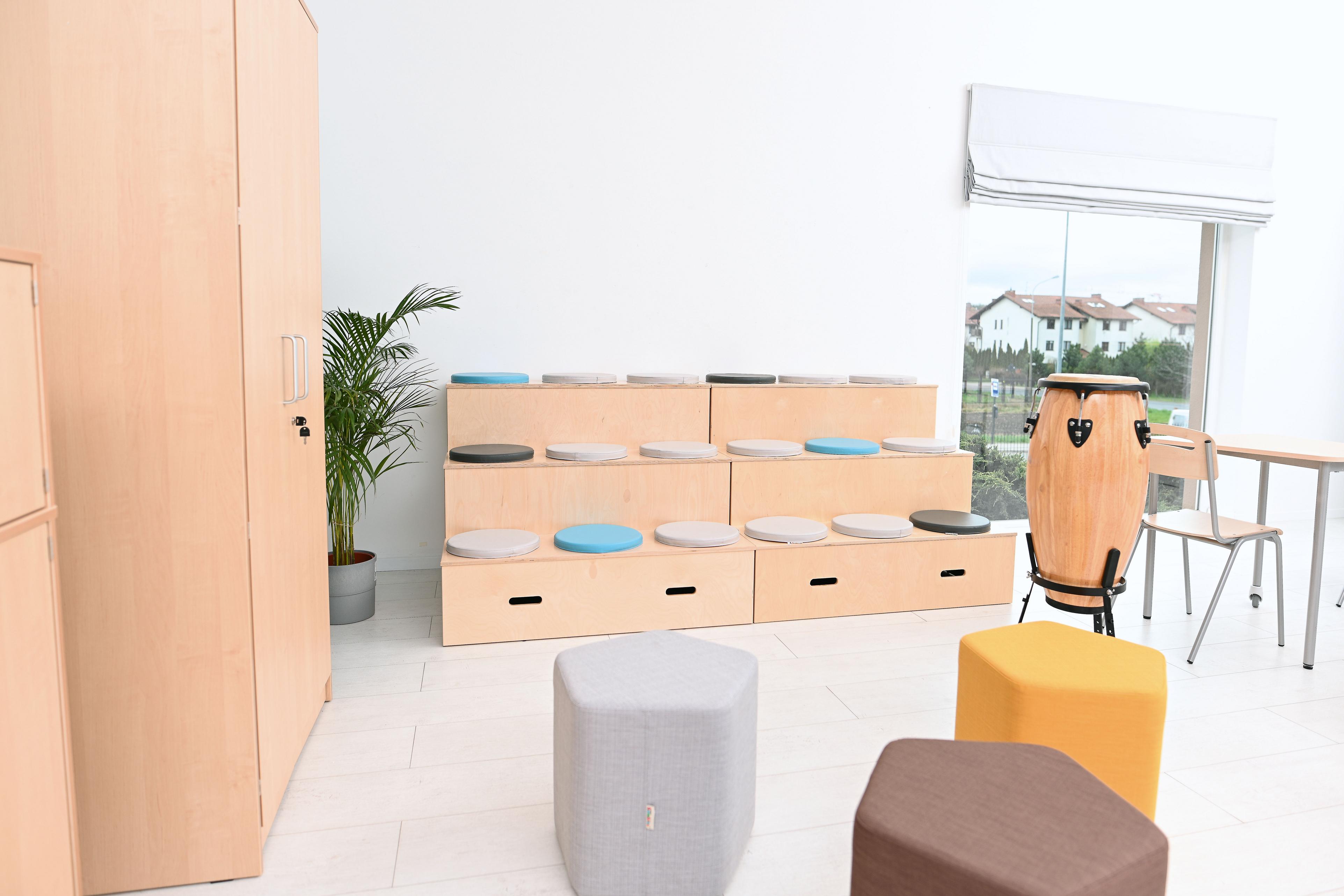 Stufenpodest H 92 cm im Klassenzimmer als Sitzpodest