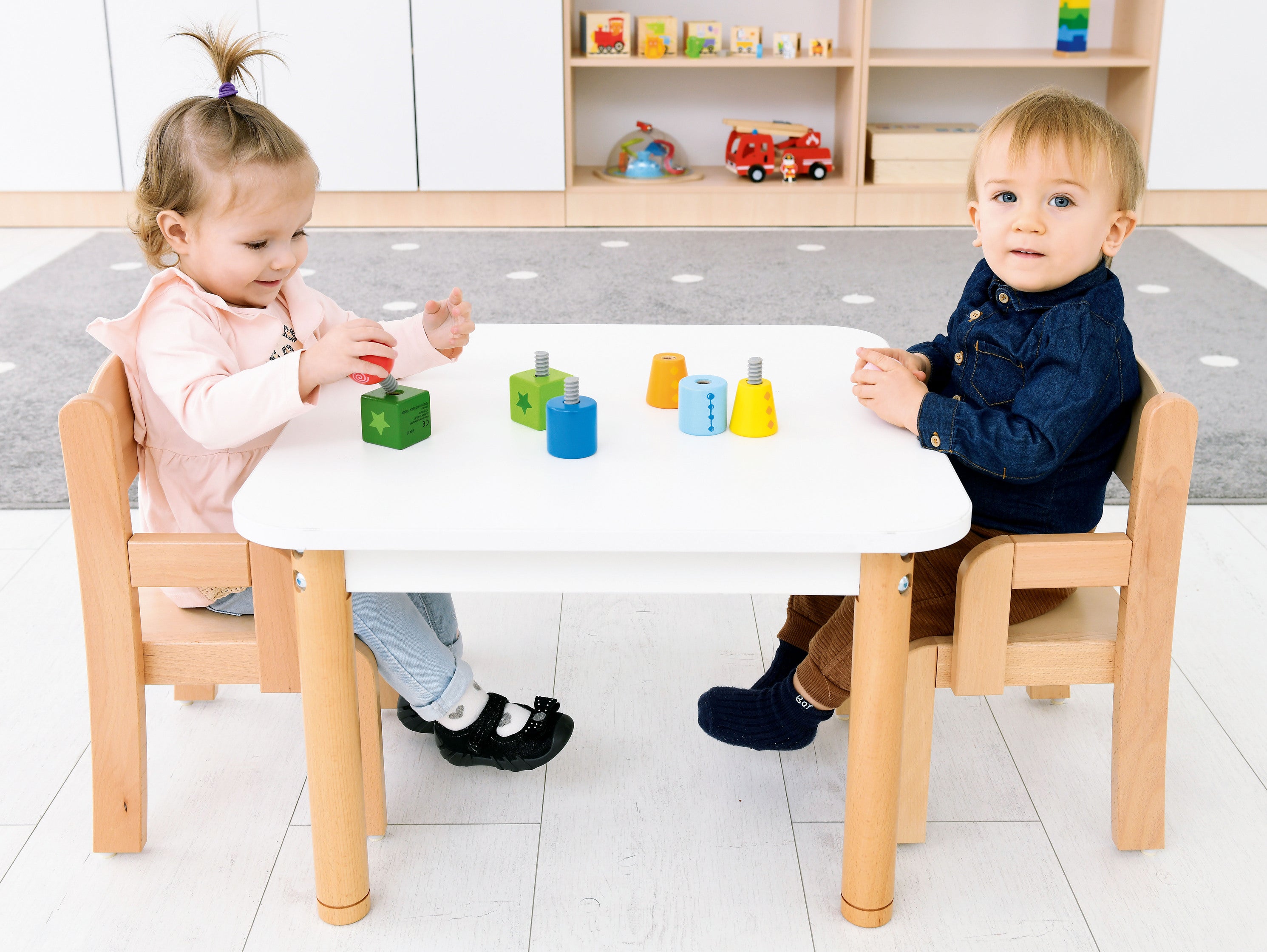 Stuhl Chris mit Rutschstopp und Armlehne für kindergarten, Krippe und Kita im Gruppenraum Kinder sitzen