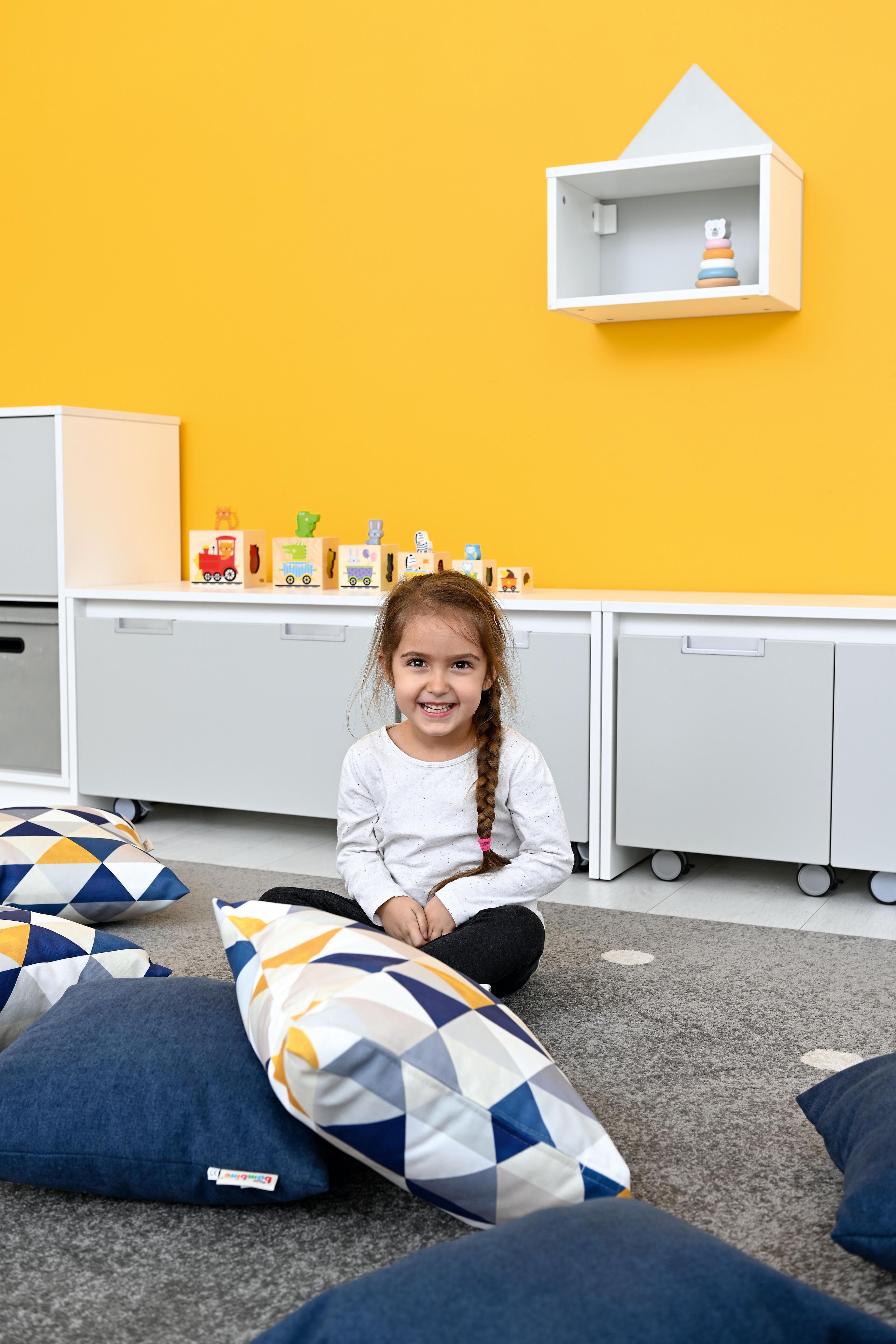 Kissen Relax, 2er-Set, Kind im Gruppenraum spielend.