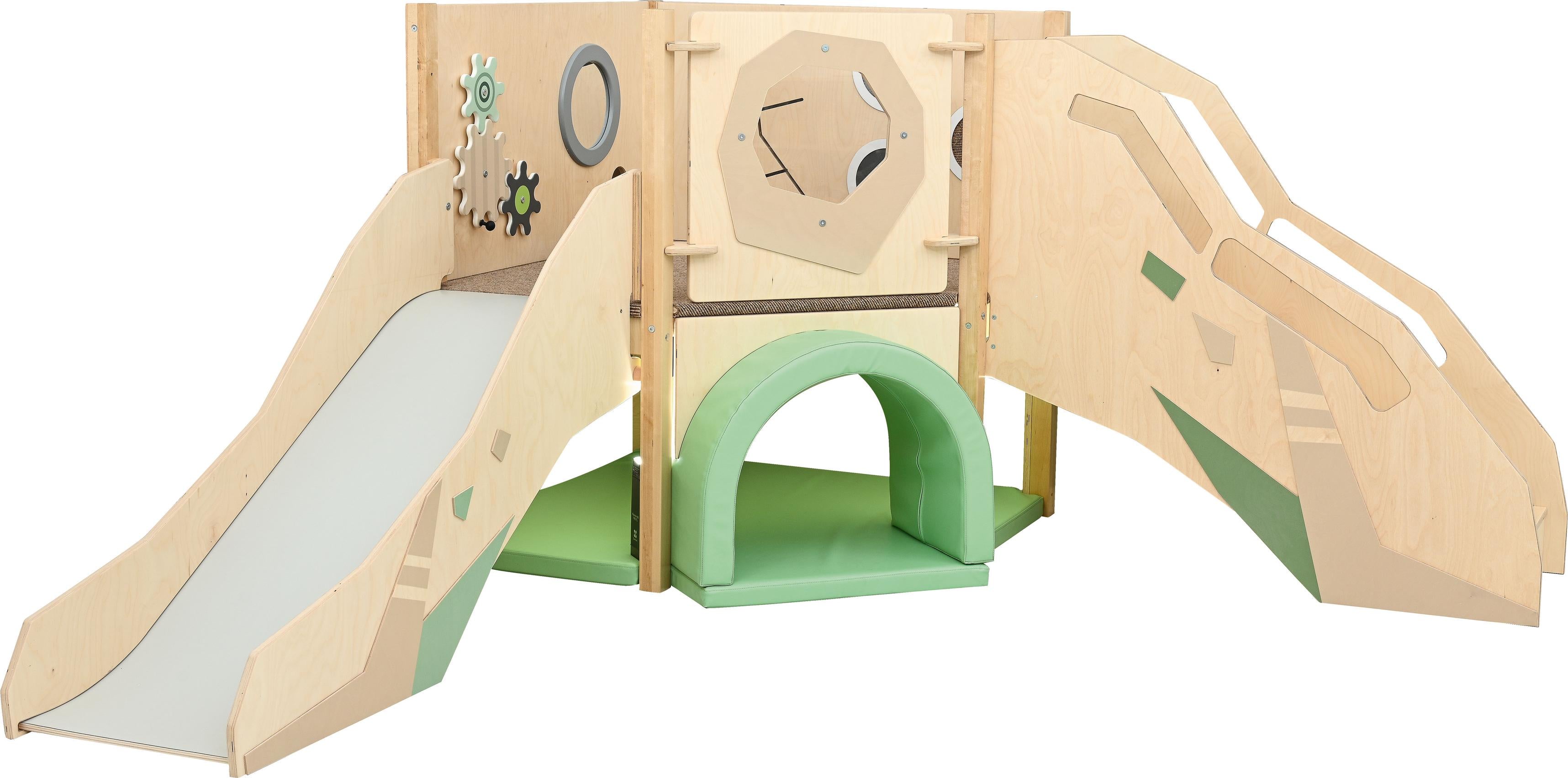 Sensorische Spielecke mit Rutsche und Tunnel auf Hochebene.