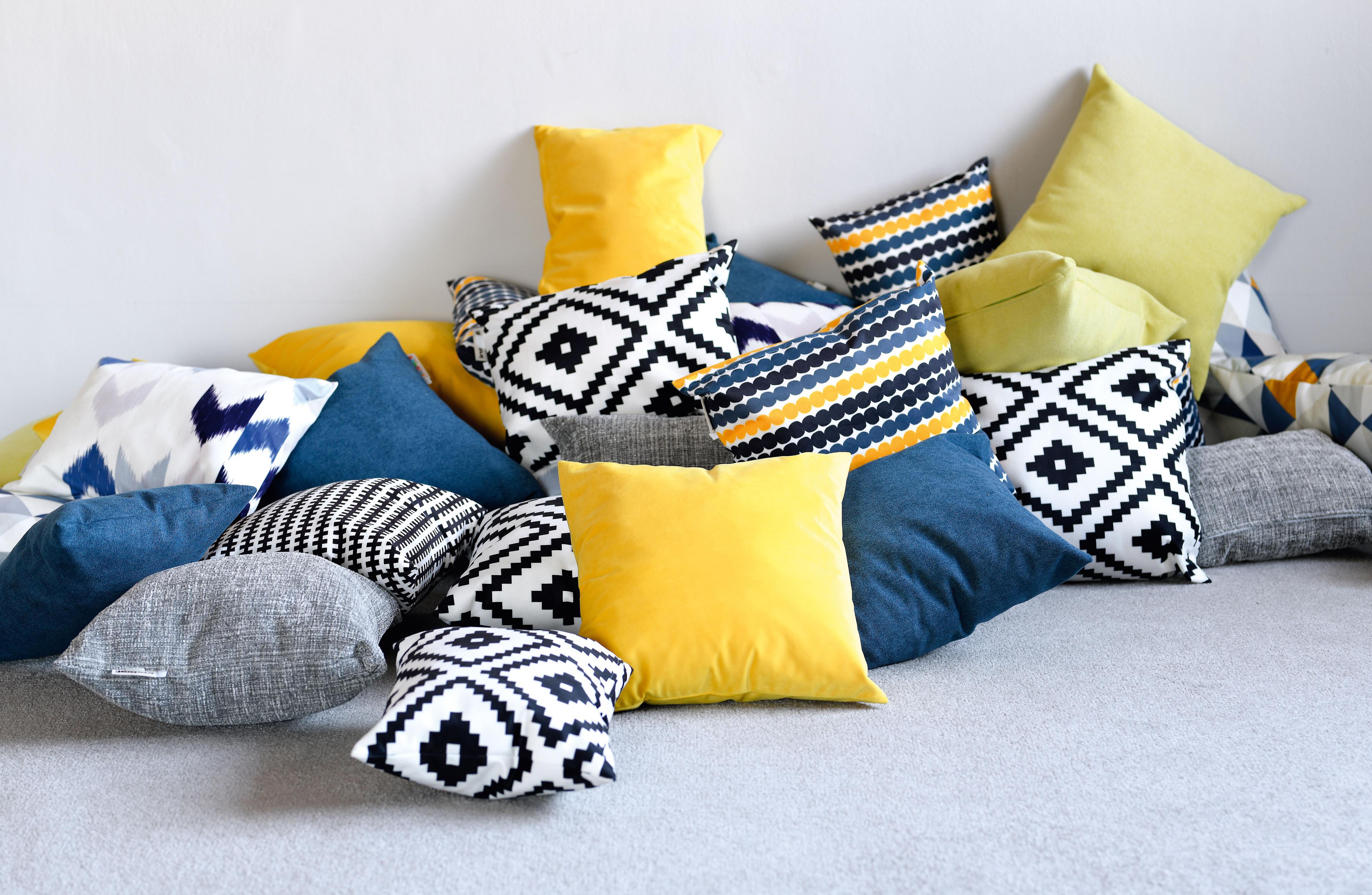 Bunte Kissen für Sitzlandschaft, ideal im Raum.