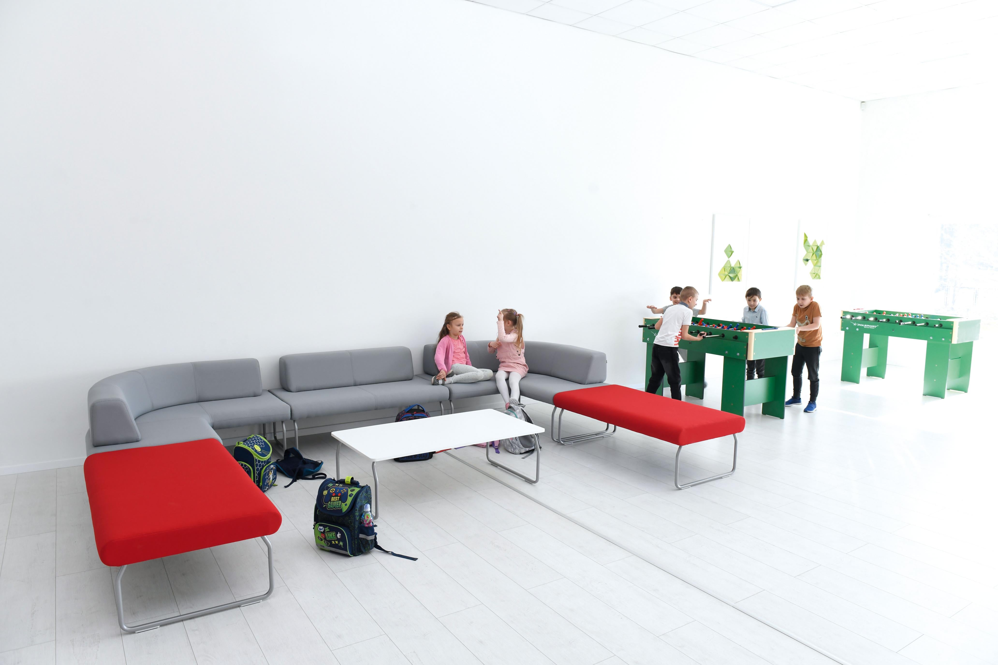 Sitzlandschaft Flow 5 im modernen Gruppenraum mit Kindern.