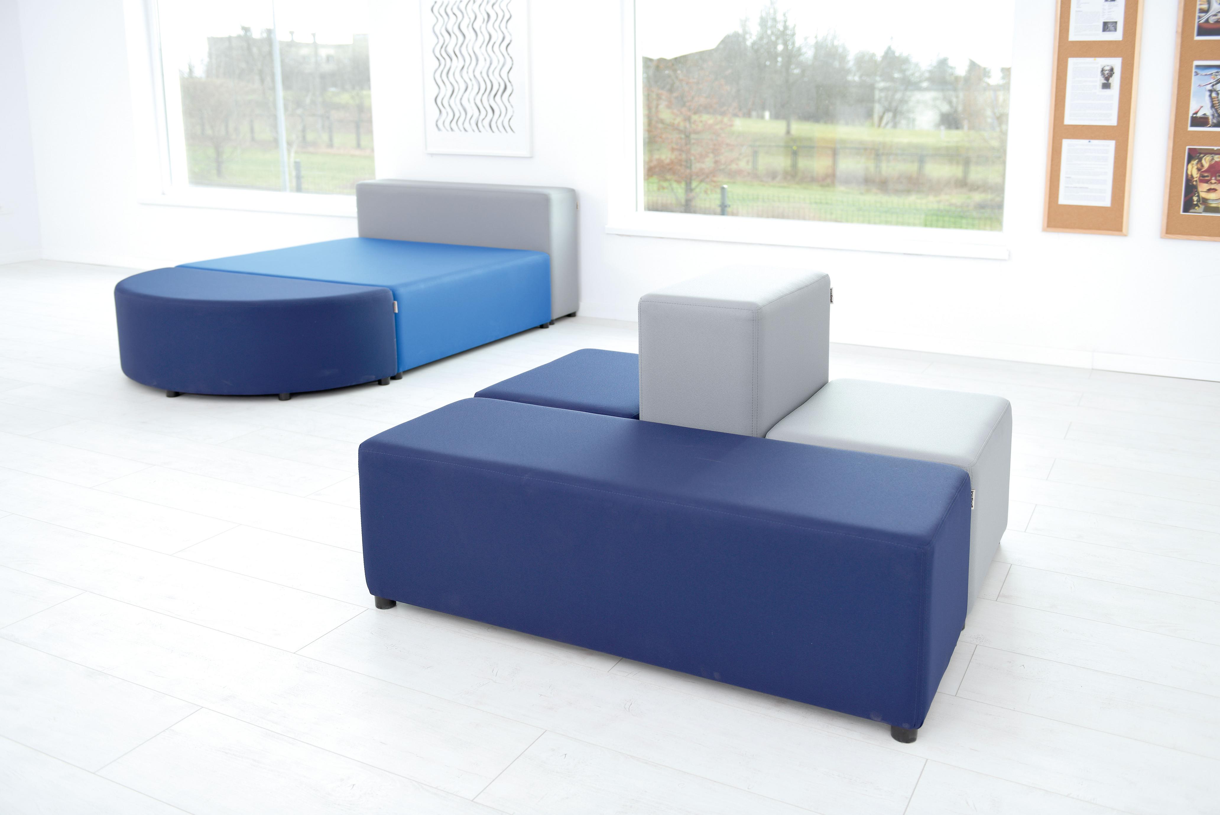 Modulare Lobbymöbel im Flur mit blauen Sitzblöcken.