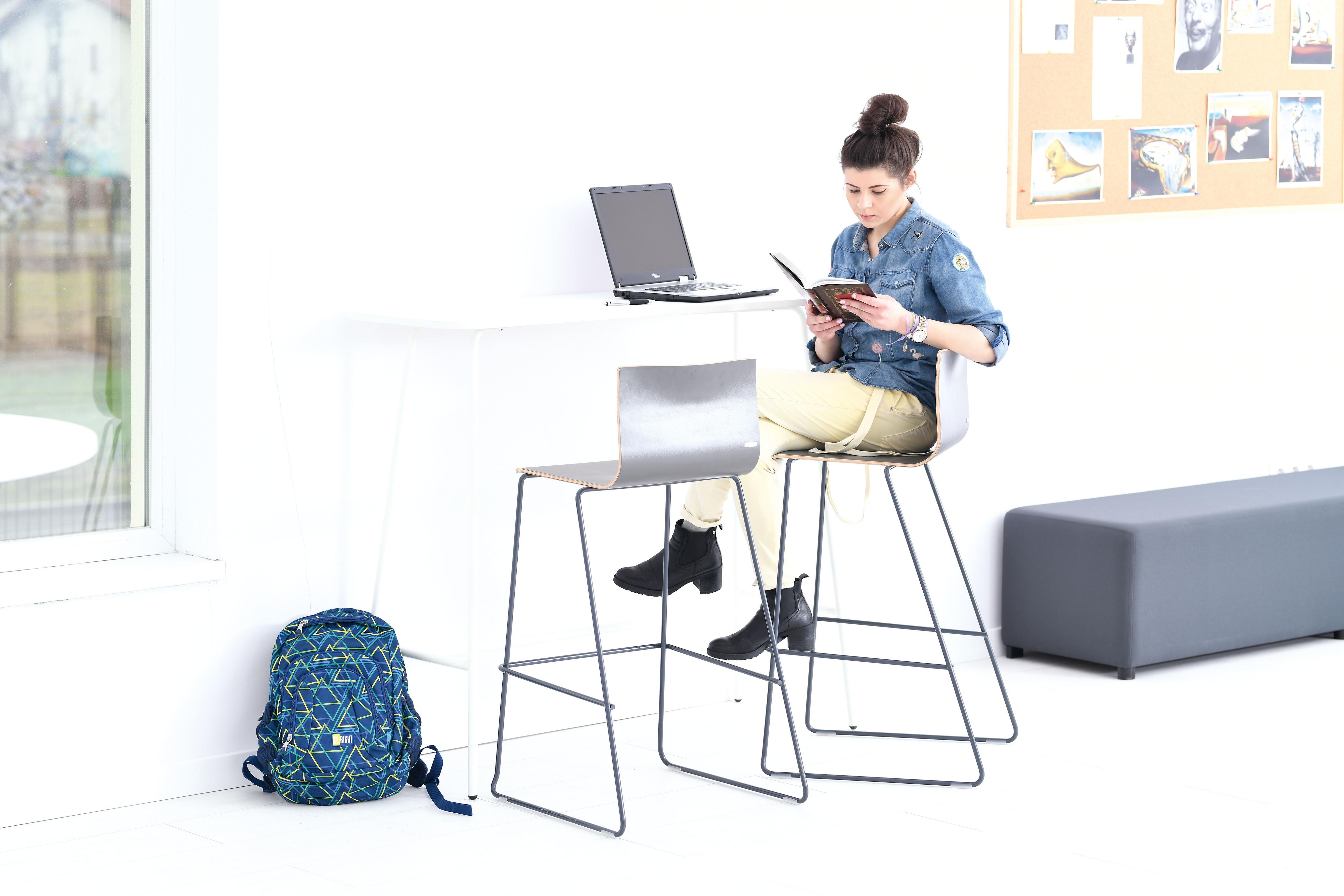 Moderner Lernraum mit stilvollen Barhockern, kreativem Arbeiten.