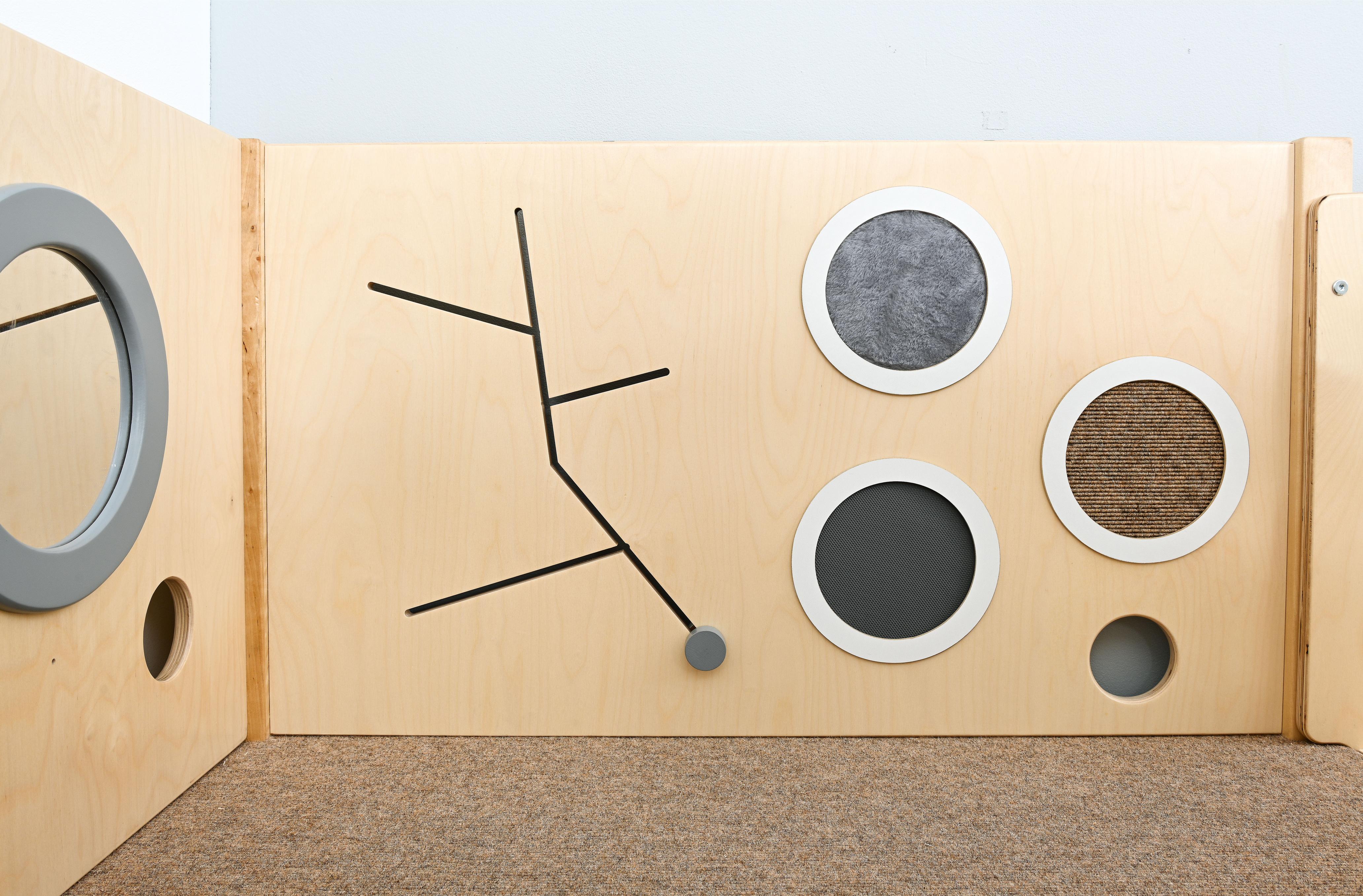 Sensorische Spielecke mit taktilen Elementen auf Hochebene.