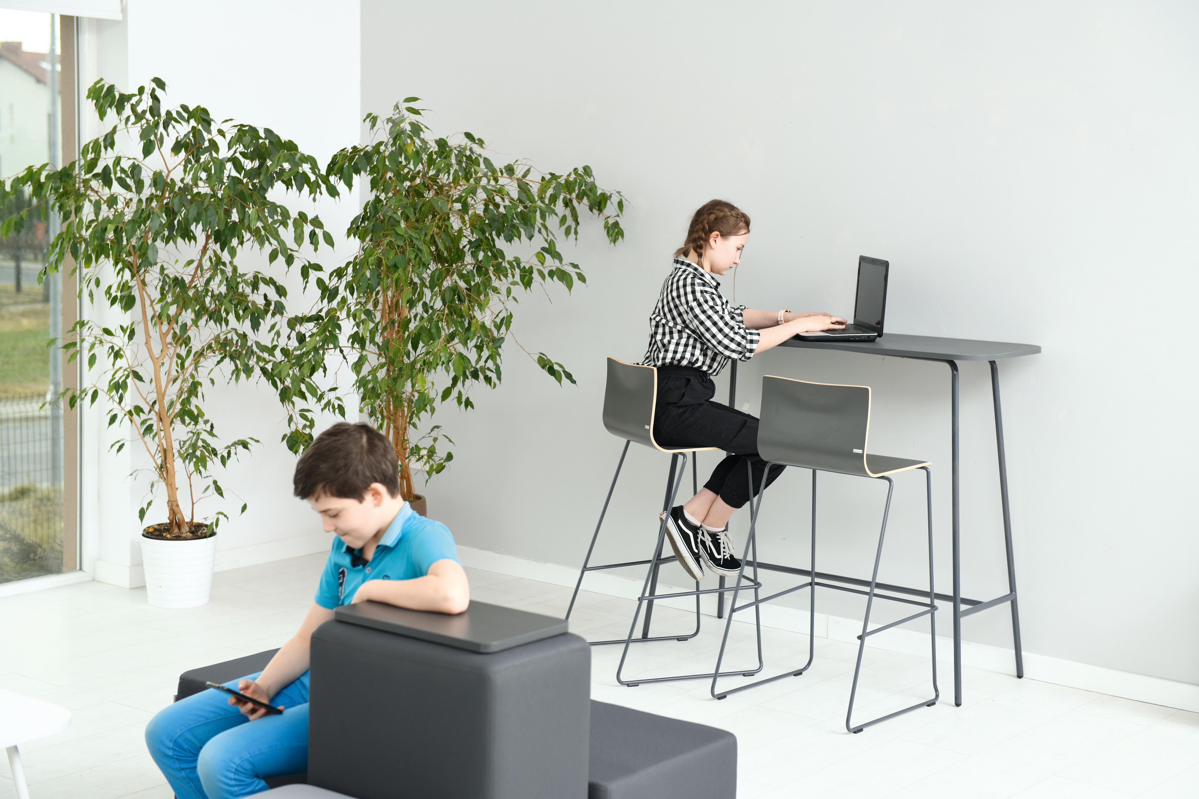 Kinder nutzen Barhocker Cool im modernen Lernraum.