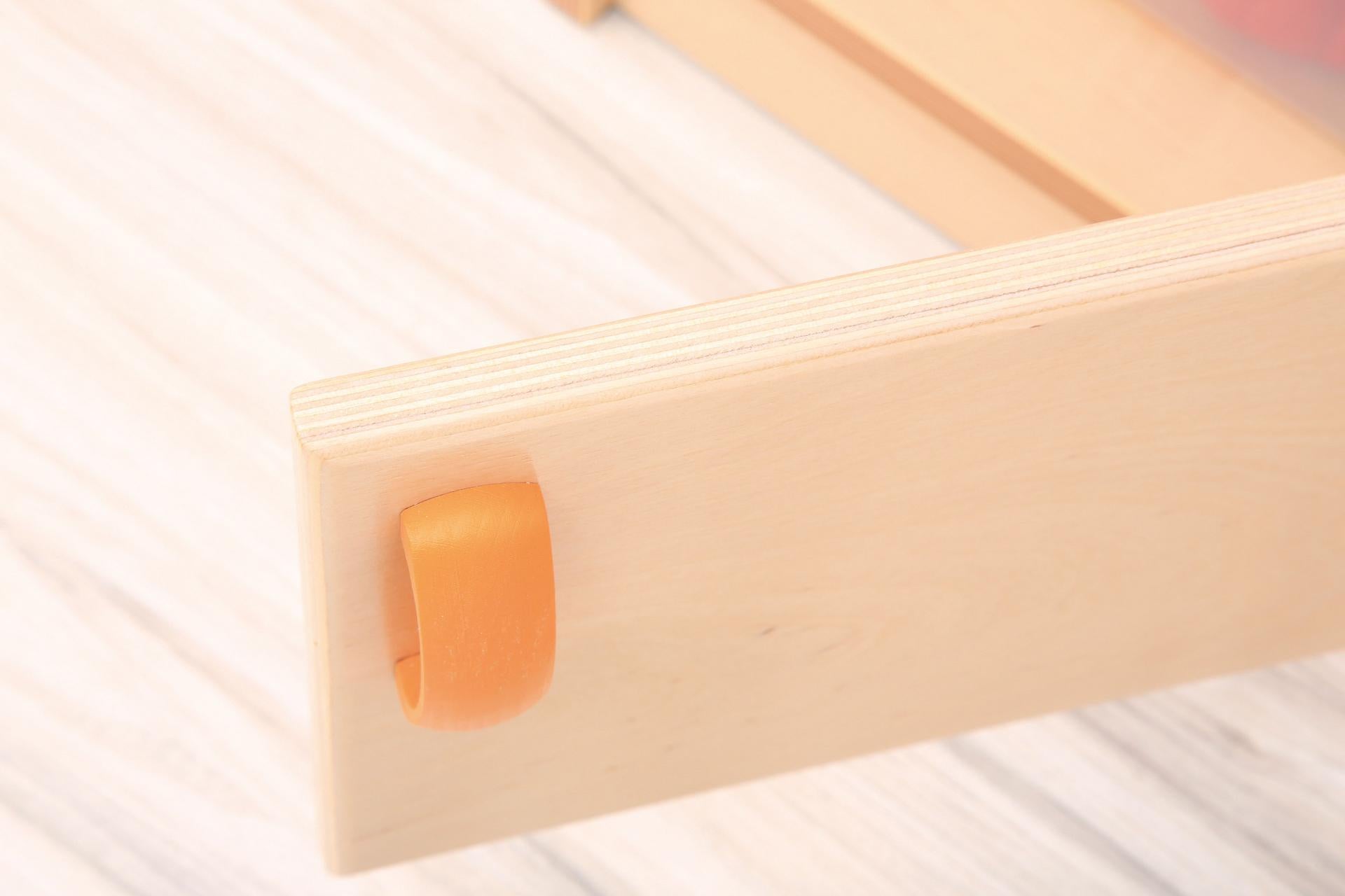 Spielküche Hannah, Herd mit Spüle: Holzgriff im Detail